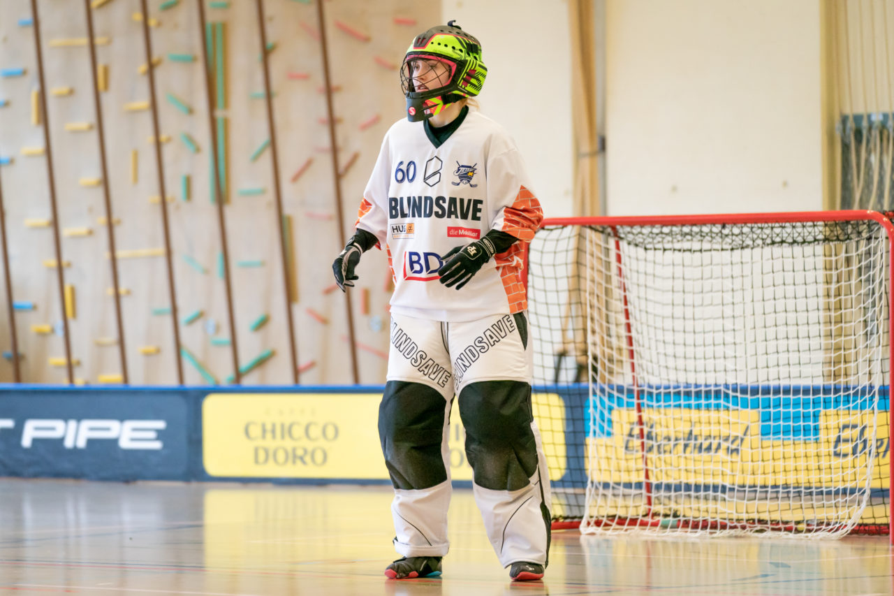Hüenerweid (Dietlikon), 09.02.2019, Unihockey Damen U21 17. Runde, Kloten-Dietlikon Jets - piranha chur, Sara Tschudin (Nr. 60, Kloten-Dietlikon Jets)

(Claudio Schwarz, unihockey-fotos.ch)

Copyright: Claudio Schwarz, unihockey-fotos.ch – Dieses Bild wurde durch swiss unihockey lizenziert und darf ausschliesslich auf den Online-Kanälen von swiss unihockey verwendet werden. Die redaktionelle oder kommerzielle Nutzung durch Dritte (Medien, Vereine, Unternehmen oder Privatpersonen) per Download von diesem flickr-Account ist ausgeschlossen. Das Bild kann bei Interesse via unihockey-fotos.ch kostenpflichtig lizenziert werden. unihockey-fotos.ch behält sich vor, fehlbaren Medien, Vereinen, Unternehmen oder Privatpersonen Bilder mit einem Zuschlag in Rechnung zu stellen.