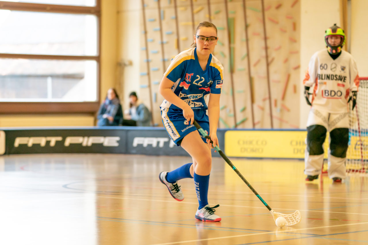 Hüenerweid (Dietlikon), 09.02.2019, Unihockey Damen U21 17. Runde, Kloten-Dietlikon Jets - piranha chur, Janine Cadosch (Nr. 22, Kloten-Dietlikon Jets) am Ball

(Claudio Schwarz, unihockey-fotos.ch)

Copyright: Claudio Schwarz, unihockey-fotos.ch – Dieses Bild wurde durch swiss unihockey lizenziert und darf ausschliesslich auf den Online-Kanälen von swiss unihockey verwendet werden. Die redaktionelle oder kommerzielle Nutzung durch Dritte (Medien, Vereine, Unternehmen oder Privatpersonen) per Download von diesem flickr-Account ist ausgeschlossen. Das Bild kann bei Interesse via unihockey-fotos.ch kostenpflichtig lizenziert werden. unihockey-fotos.ch behält sich vor, fehlbaren Medien, Vereinen, Unternehmen oder Privatpersonen Bilder mit einem Zuschlag in Rechnung zu stellen.