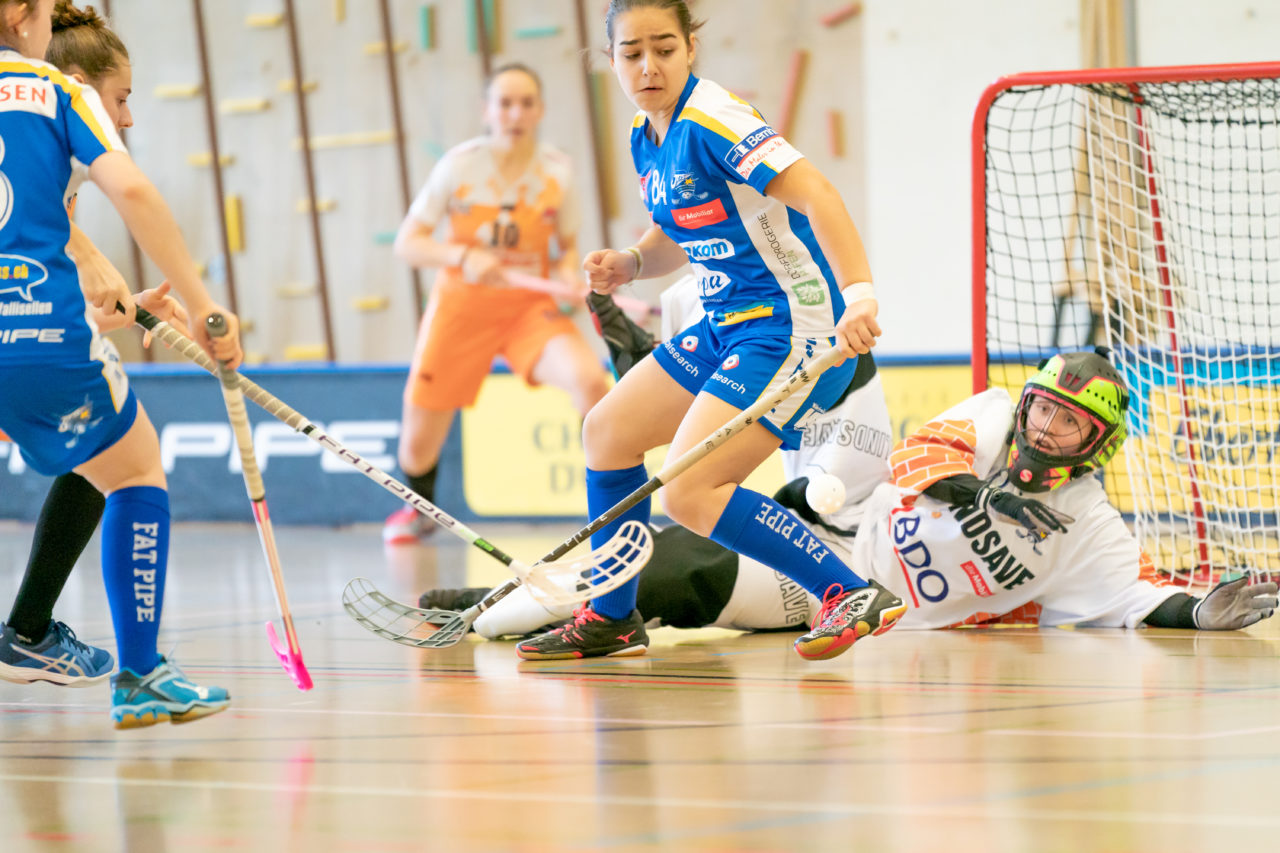 Hüenerweid (Dietlikon), 09.02.2019, Unihockey Damen U21 17. Runde, Kloten-Dietlikon Jets - piranha chur, Celine Heeb (Nr. 84, Kloten-Dietlikon Jets) blockt einen Schuss

(Claudio Schwarz, unihockey-fotos.ch)

Copyright: Claudio Schwarz, unihockey-fotos.ch – Dieses Bild wurde durch swiss unihockey lizenziert und darf ausschliesslich auf den Online-Kanälen von swiss unihockey verwendet werden. Die redaktionelle oder kommerzielle Nutzung durch Dritte (Medien, Vereine, Unternehmen oder Privatpersonen) per Download von diesem flickr-Account ist ausgeschlossen. Das Bild kann bei Interesse via unihockey-fotos.ch kostenpflichtig lizenziert werden. unihockey-fotos.ch behält sich vor, fehlbaren Medien, Vereinen, Unternehmen oder Privatpersonen Bilder mit einem Zuschlag in Rechnung zu stellen.