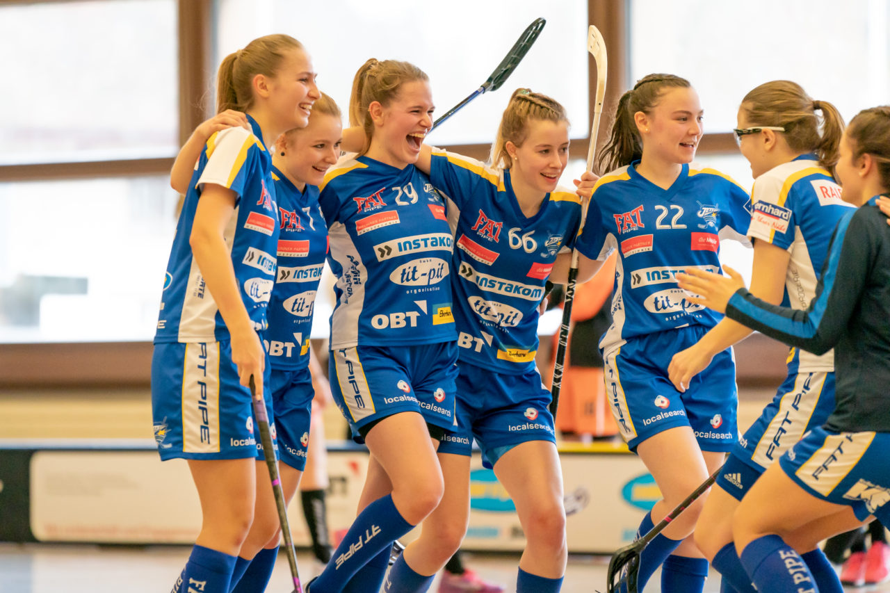 Hüenerweid (Dietlikon), 09.02.2019, Unihockey Damen U21 17. Runde, Kloten-Dietlikon Jets - piranha chur, Lea Suter (Nr. 29, Kloten-Dietlikon Jets) jubelt über das 3:1

(Claudio Schwarz, unihockey-fotos.ch)

Copyright: Claudio Schwarz, unihockey-fotos.ch – Dieses Bild wurde durch swiss unihockey lizenziert und darf ausschliesslich auf den Online-Kanälen von swiss unihockey verwendet werden. Die redaktionelle oder kommerzielle Nutzung durch Dritte (Medien, Vereine, Unternehmen oder Privatpersonen) per Download von diesem flickr-Account ist ausgeschlossen. Das Bild kann bei Interesse via unihockey-fotos.ch kostenpflichtig lizenziert werden. unihockey-fotos.ch behält sich vor, fehlbaren Medien, Vereinen, Unternehmen oder Privatpersonen Bilder mit einem Zuschlag in Rechnung zu stellen.