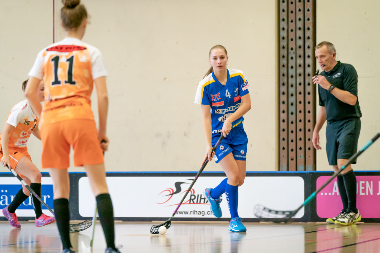 Hüenerweid (Dietlikon), 09.02.2019, Unihockey Damen U21 17. Runde, Kloten-Dietlikon Jets - piranha chur, Janine Czeschner (Nr. 4, Kloten-Dietlikon Jets) am Ball

(Claudio Schwarz, unihockey-fotos.ch)

Copyright: Claudio Schwarz, unihockey-fotos.ch – Dieses Bild wurde durch swiss unihockey lizenziert und darf ausschliesslich auf den Online-Kanälen von swiss unihockey verwendet werden. Die redaktionelle oder kommerzielle Nutzung durch Dritte (Medien, Vereine, Unternehmen oder Privatpersonen) per Download von diesem flickr-Account ist ausgeschlossen. Das Bild kann bei Interesse via unihockey-fotos.ch kostenpflichtig lizenziert werden. unihockey-fotos.ch behält sich vor, fehlbaren Medien, Vereinen, Unternehmen oder Privatpersonen Bilder mit einem Zuschlag in Rechnung zu stellen.