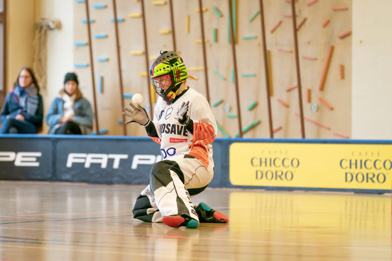 Hüenerweid (Dietlikon), 09.02.2019, Unihockey Damen U21 17. Runde, Kloten-Dietlikon Jets - piranha chur, Sara Tschudin (Nr. 60, Kloten-Dietlikon Jets) pariert einen Ball

(Claudio Schwarz, unihockey-fotos.ch)

Copyright: Claudio Schwarz, unihockey-fotos.ch – Dieses Bild wurde durch swiss unihockey lizenziert und darf ausschliesslich auf den Online-Kanälen von swiss unihockey verwendet werden. Die redaktionelle oder kommerzielle Nutzung durch Dritte (Medien, Vereine, Unternehmen oder Privatpersonen) per Download von diesem flickr-Account ist ausgeschlossen. Das Bild kann bei Interesse via unihockey-fotos.ch kostenpflichtig lizenziert werden. unihockey-fotos.ch behält sich vor, fehlbaren Medien, Vereinen, Unternehmen oder Privatpersonen Bilder mit einem Zuschlag in Rechnung zu stellen.