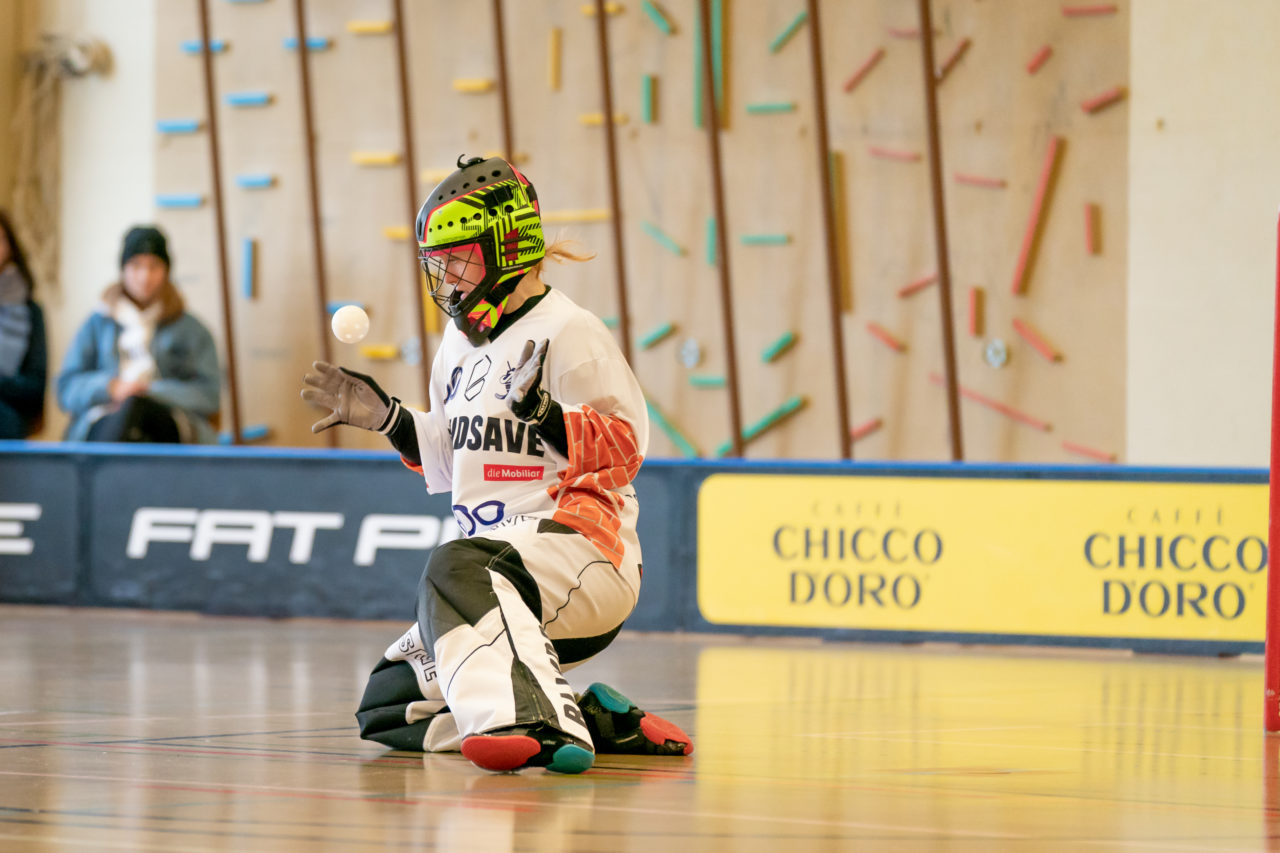 Hüenerweid (Dietlikon), 09.02.2019, Unihockey Damen U21 17. Runde, Kloten-Dietlikon Jets - piranha chur, Sara Tschudin (Nr. 60, Kloten-Dietlikon Jets) pariert einen Ball

(Claudio Schwarz, unihockey-fotos.ch)

Copyright: Claudio Schwarz, unihockey-fotos.ch – Dieses Bild wurde durch swiss unihockey lizenziert und darf ausschliesslich auf den Online-Kanälen von swiss unihockey verwendet werden. Die redaktionelle oder kommerzielle Nutzung durch Dritte (Medien, Vereine, Unternehmen oder Privatpersonen) per Download von diesem flickr-Account ist ausgeschlossen. Das Bild kann bei Interesse via unihockey-fotos.ch kostenpflichtig lizenziert werden. unihockey-fotos.ch behält sich vor, fehlbaren Medien, Vereinen, Unternehmen oder Privatpersonen Bilder mit einem Zuschlag in Rechnung zu stellen.