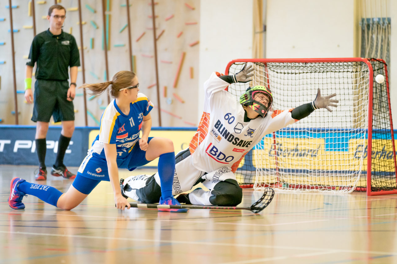 Hüenerweid (Dietlikon), 09.02.2019, Unihockey Damen U21 17. Runde, Kloten-Dietlikon Jets - piranha chur, der Ball geht am Tor von Sara Tschudin (Nr. 60, Kloten-Dietlikon Jets) vorbei

(Claudio Schwarz, unihockey-fotos.ch)

Copyright: Claudio Schwarz, unihockey-fotos.ch – Dieses Bild wurde durch swiss unihockey lizenziert und darf ausschliesslich auf den Online-Kanälen von swiss unihockey verwendet werden. Die redaktionelle oder kommerzielle Nutzung durch Dritte (Medien, Vereine, Unternehmen oder Privatpersonen) per Download von diesem flickr-Account ist ausgeschlossen. Das Bild kann bei Interesse via unihockey-fotos.ch kostenpflichtig lizenziert werden. unihockey-fotos.ch behält sich vor, fehlbaren Medien, Vereinen, Unternehmen oder Privatpersonen Bilder mit einem Zuschlag in Rechnung zu stellen.