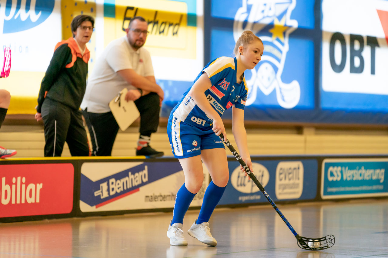 Hüenerweid (Dietlikon), 09.02.2019, Unihockey Damen U21 17. Runde, Kloten-Dietlikon Jets - piranha chur, Rahel Rieder (Nr. 7, Kloten-Dietlikon Jets) am Ball

(Claudio Schwarz, unihockey-fotos.ch)

Copyright: Claudio Schwarz, unihockey-fotos.ch – Dieses Bild wurde durch swiss unihockey lizenziert und darf ausschliesslich auf den Online-Kanälen von swiss unihockey verwendet werden. Die redaktionelle oder kommerzielle Nutzung durch Dritte (Medien, Vereine, Unternehmen oder Privatpersonen) per Download von diesem flickr-Account ist ausgeschlossen. Das Bild kann bei Interesse via unihockey-fotos.ch kostenpflichtig lizenziert werden. unihockey-fotos.ch behält sich vor, fehlbaren Medien, Vereinen, Unternehmen oder Privatpersonen Bilder mit einem Zuschlag in Rechnung zu stellen.