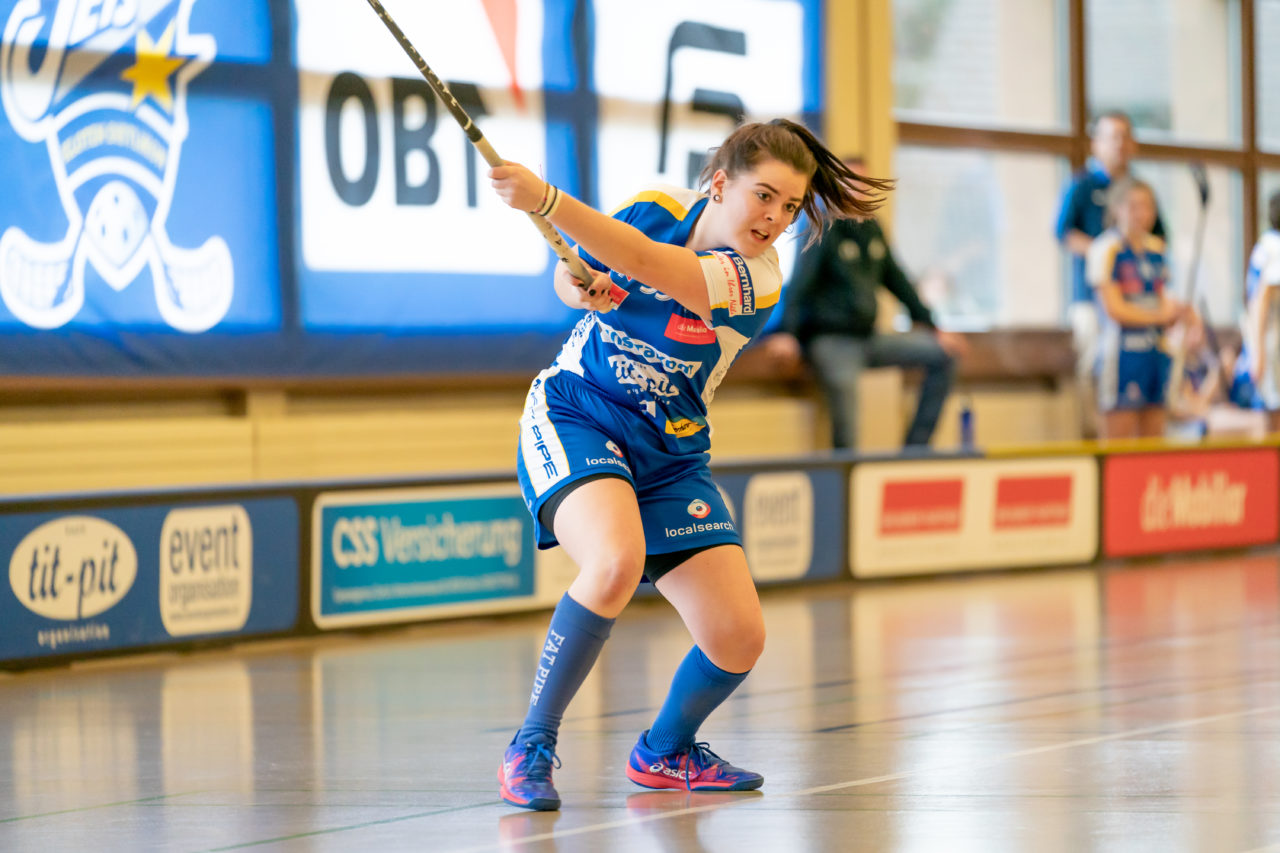 Hüenerweid (Dietlikon), 09.02.2019, Unihockey Damen U21 17. Runde, Kloten-Dietlikon Jets - piranha chur, Erina Domfeld (Nr. 55, Kloten-Dietlikon Jets) mit einem Abschlussversuch

(Claudio Schwarz, unihockey-fotos.ch)

Copyright: Claudio Schwarz, unihockey-fotos.ch – Dieses Bild wurde durch swiss unihockey lizenziert und darf ausschliesslich auf den Online-Kanälen von swiss unihockey verwendet werden. Die redaktionelle oder kommerzielle Nutzung durch Dritte (Medien, Vereine, Unternehmen oder Privatpersonen) per Download von diesem flickr-Account ist ausgeschlossen. Das Bild kann bei Interesse via unihockey-fotos.ch kostenpflichtig lizenziert werden. unihockey-fotos.ch behält sich vor, fehlbaren Medien, Vereinen, Unternehmen oder Privatpersonen Bilder mit einem Zuschlag in Rechnung zu stellen.