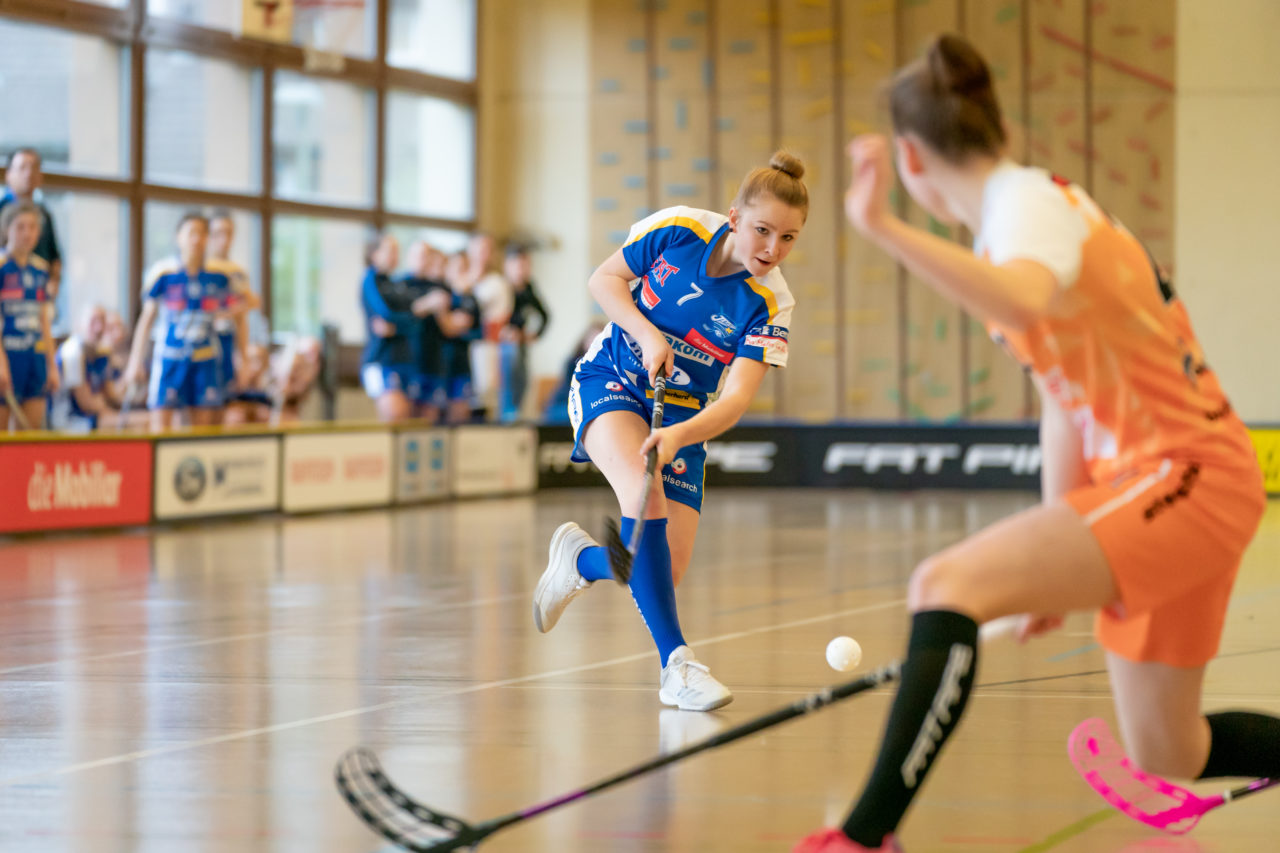 Hüenerweid (Dietlikon), 09.02.2019, Unihockey Damen U21 17. Runde, Kloten-Dietlikon Jets - piranha chur, Rahel Rieder (Nr. 7, Kloten-Dietlikon Jets) mit einem Abschlussversuch

(Claudio Schwarz, unihockey-fotos.ch)

Copyright: Claudio Schwarz, unihockey-fotos.ch – Dieses Bild wurde durch swiss unihockey lizenziert und darf ausschliesslich auf den Online-Kanälen von swiss unihockey verwendet werden. Die redaktionelle oder kommerzielle Nutzung durch Dritte (Medien, Vereine, Unternehmen oder Privatpersonen) per Download von diesem flickr-Account ist ausgeschlossen. Das Bild kann bei Interesse via unihockey-fotos.ch kostenpflichtig lizenziert werden. unihockey-fotos.ch behält sich vor, fehlbaren Medien, Vereinen, Unternehmen oder Privatpersonen Bilder mit einem Zuschlag in Rechnung zu stellen.