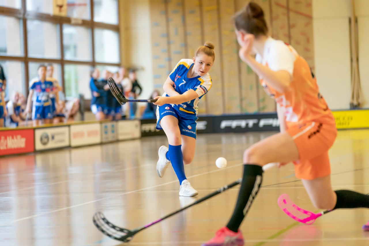 Hüenerweid (Dietlikon), 09.02.2019, Unihockey Damen U21 17. Runde, Kloten-Dietlikon Jets - piranha chur, Rahel Rieder (Nr. 7, Kloten-Dietlikon Jets) mit einem Abschlussversuch

(Claudio Schwarz, unihockey-fotos.ch)

Copyright: Claudio Schwarz, unihockey-fotos.ch – Dieses Bild wurde durch swiss unihockey lizenziert und darf ausschliesslich auf den Online-Kanälen von swiss unihockey verwendet werden. Die redaktionelle oder kommerzielle Nutzung durch Dritte (Medien, Vereine, Unternehmen oder Privatpersonen) per Download von diesem flickr-Account ist ausgeschlossen. Das Bild kann bei Interesse via unihockey-fotos.ch kostenpflichtig lizenziert werden. unihockey-fotos.ch behält sich vor, fehlbaren Medien, Vereinen, Unternehmen oder Privatpersonen Bilder mit einem Zuschlag in Rechnung zu stellen.