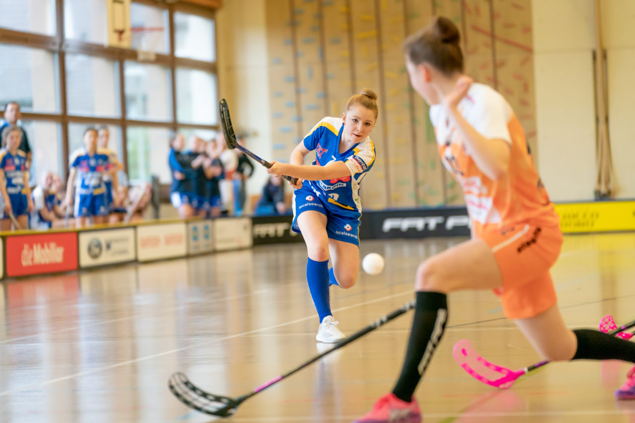 Hüenerweid (Dietlikon), 09.02.2019, Unihockey Damen U21 17. Runde, Kloten-Dietlikon Jets - piranha chur, Rahel Rieder (Nr. 7, Kloten-Dietlikon Jets) mit einem Abschlussversuch

(Claudio Schwarz, unihockey-fotos.ch)

Copyright: Claudio Schwarz, unihockey-fotos.ch – Dieses Bild wurde durch swiss unihockey lizenziert und darf ausschliesslich auf den Online-Kanälen von swiss unihockey verwendet werden. Die redaktionelle oder kommerzielle Nutzung durch Dritte (Medien, Vereine, Unternehmen oder Privatpersonen) per Download von diesem flickr-Account ist ausgeschlossen. Das Bild kann bei Interesse via unihockey-fotos.ch kostenpflichtig lizenziert werden. unihockey-fotos.ch behält sich vor, fehlbaren Medien, Vereinen, Unternehmen oder Privatpersonen Bilder mit einem Zuschlag in Rechnung zu stellen.