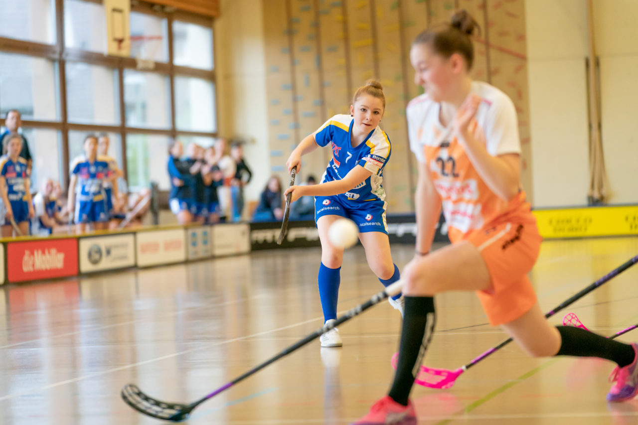 Hüenerweid (Dietlikon), 09.02.2019, Unihockey Damen U21 17. Runde, Kloten-Dietlikon Jets - piranha chur, Rahel Rieder (Nr. 7, Kloten-Dietlikon Jets) mit einem Abschlussversuch

(Claudio Schwarz, unihockey-fotos.ch)

Copyright: Claudio Schwarz, unihockey-fotos.ch – Dieses Bild wurde durch swiss unihockey lizenziert und darf ausschliesslich auf den Online-Kanälen von swiss unihockey verwendet werden. Die redaktionelle oder kommerzielle Nutzung durch Dritte (Medien, Vereine, Unternehmen oder Privatpersonen) per Download von diesem flickr-Account ist ausgeschlossen. Das Bild kann bei Interesse via unihockey-fotos.ch kostenpflichtig lizenziert werden. unihockey-fotos.ch behält sich vor, fehlbaren Medien, Vereinen, Unternehmen oder Privatpersonen Bilder mit einem Zuschlag in Rechnung zu stellen.