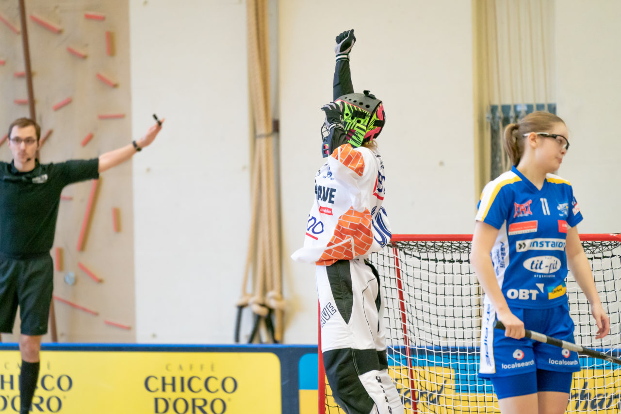 Hüenerweid (Dietlikon), 09.02.2019, Unihockey Damen U21 17. Runde, Kloten-Dietlikon Jets - piranha chur, Sara Tschudin (Nr. 60, Kloten-Dietlikon Jets) jubelt über den 3:2 Sieg

(Claudio Schwarz, unihockey-fotos.ch)

Copyright: Claudio Schwarz, unihockey-fotos.ch – Dieses Bild wurde durch swiss unihockey lizenziert und darf ausschliesslich auf den Online-Kanälen von swiss unihockey verwendet werden. Die redaktionelle oder kommerzielle Nutzung durch Dritte (Medien, Vereine, Unternehmen oder Privatpersonen) per Download von diesem flickr-Account ist ausgeschlossen. Das Bild kann bei Interesse via unihockey-fotos.ch kostenpflichtig lizenziert werden. unihockey-fotos.ch behält sich vor, fehlbaren Medien, Vereinen, Unternehmen oder Privatpersonen Bilder mit einem Zuschlag in Rechnung zu stellen.