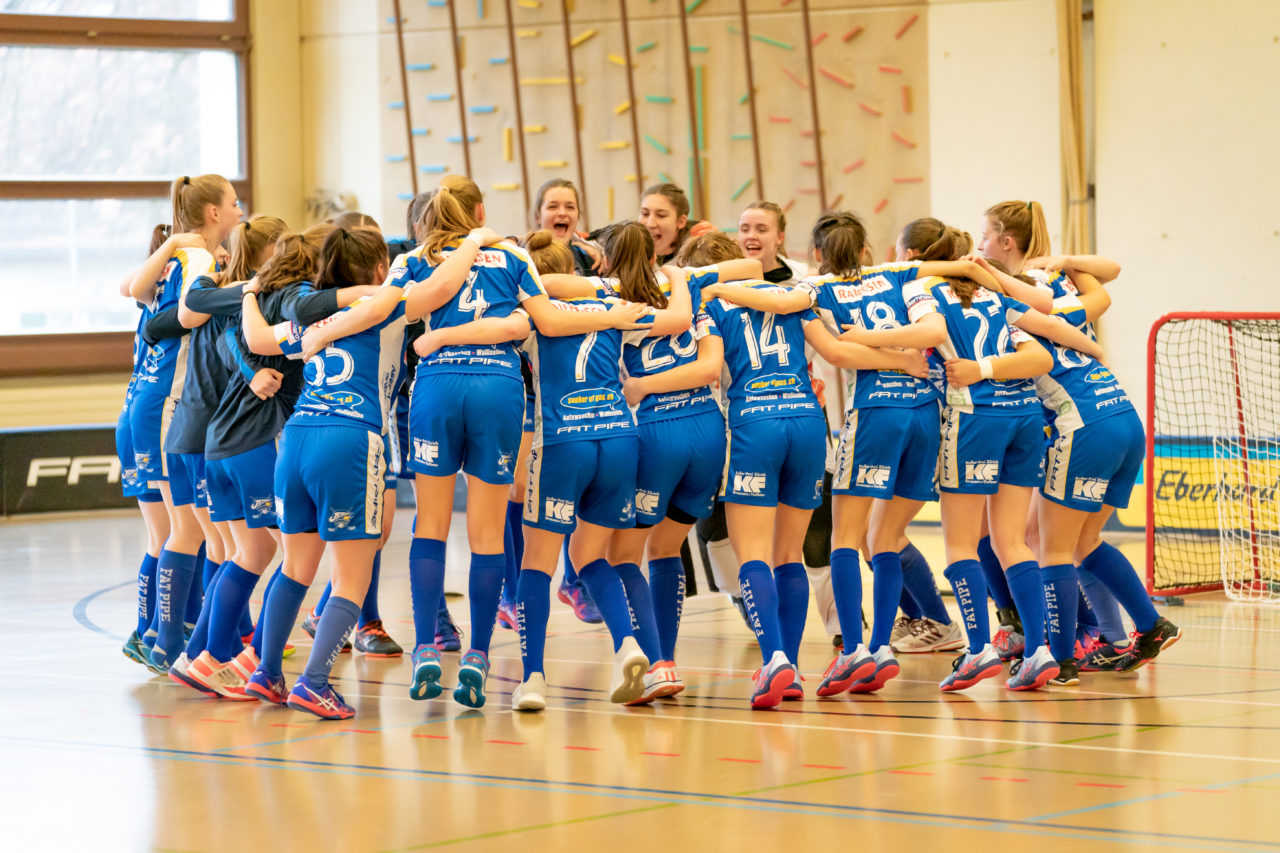 Hüenerweid (Dietlikon), 09.02.2019, Unihockey Damen U21 17. Runde, Kloten-Dietlikon Jets - piranha chur, die Jets bejubeln ihren Sieg

(Claudio Schwarz, unihockey-fotos.ch)

Copyright: Claudio Schwarz, unihockey-fotos.ch – Dieses Bild wurde durch swiss unihockey lizenziert und darf ausschliesslich auf den Online-Kanälen von swiss unihockey verwendet werden. Die redaktionelle oder kommerzielle Nutzung durch Dritte (Medien, Vereine, Unternehmen oder Privatpersonen) per Download von diesem flickr-Account ist ausgeschlossen. Das Bild kann bei Interesse via unihockey-fotos.ch kostenpflichtig lizenziert werden. unihockey-fotos.ch behält sich vor, fehlbaren Medien, Vereinen, Unternehmen oder Privatpersonen Bilder mit einem Zuschlag in Rechnung zu stellen.