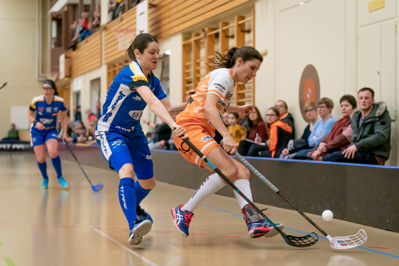 Hüenerweid (Dietlikon), 09.02.2019, Unihockey Damen NLA 17. Runde, Kloten-Dietlikon Jets - piranha chur, Christelle Wohlhauser (Nr. 35, Kloten-Dietlikon Jets) bedrängt Margrit Scheidegger (Nr. 12, piranha chur)

(Claudio Schwarz, unihockey-fotos.ch)

Copyright: Claudio Schwarz, unihockey-fotos.ch – Dieses Bild wurde durch swiss unihockey lizenziert und darf ausschliesslich auf den Online-Kanälen von swiss unihockey verwendet werden. Die redaktionelle oder kommerzielle Nutzung durch Dritte (Medien, Vereine, Unternehmen oder Privatpersonen) per Download von diesem flickr-Account ist ausgeschlossen. Das Bild kann bei Interesse via unihockey-fotos.ch kostenpflichtig lizenziert werden. unihockey-fotos.ch behält sich vor, fehlbaren Medien, Vereinen, Unternehmen oder Privatpersonen Bilder mit einem Zuschlag in Rechnung zu stellen.
