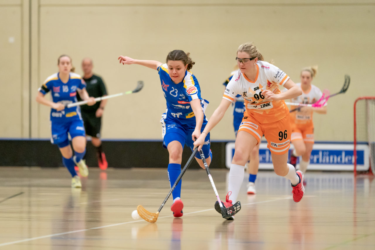 Hüenerweid (Dietlikon), 09.02.2019, Unihockey Damen NLA 17. Runde, Kloten-Dietlikon Jets - piranha chur, Isabelle Gerig (Nr. 23, Kloten-Dietlikon Jets) und Chiara Gredig (Nr. 96, piranha chur) im Zweikampf um den Ball

(Claudio Schwarz, unihockey-fotos.ch)

Copyright: Claudio Schwarz, unihockey-fotos.ch – Dieses Bild wurde durch swiss unihockey lizenziert und darf ausschliesslich auf den Online-Kanälen von swiss unihockey verwendet werden. Die redaktionelle oder kommerzielle Nutzung durch Dritte (Medien, Vereine, Unternehmen oder Privatpersonen) per Download von diesem flickr-Account ist ausgeschlossen. Das Bild kann bei Interesse via unihockey-fotos.ch kostenpflichtig lizenziert werden. unihockey-fotos.ch behält sich vor, fehlbaren Medien, Vereinen, Unternehmen oder Privatpersonen Bilder mit einem Zuschlag in Rechnung zu stellen.