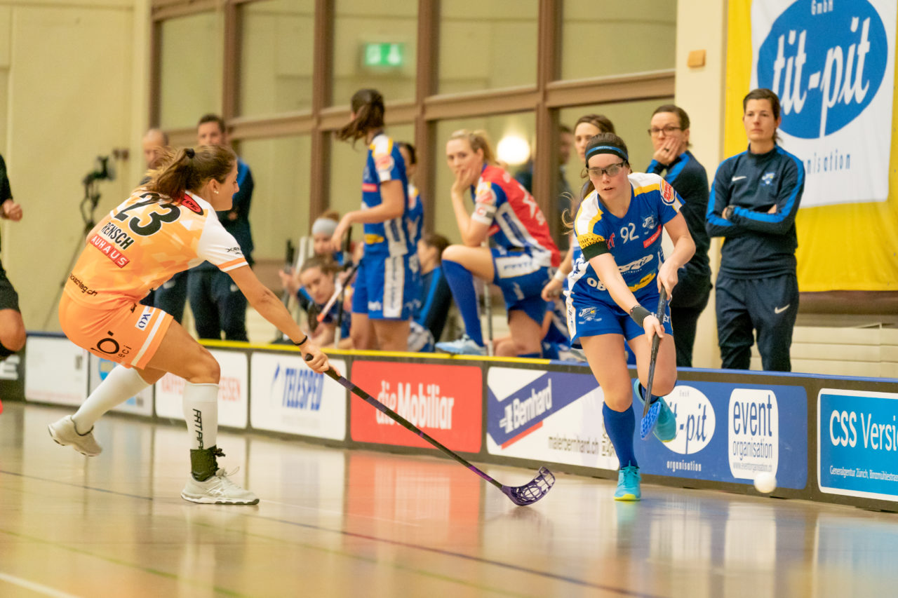 Hüenerweid (Dietlikon), 09.02.2019, Unihockey Damen NLA 17. Runde, Kloten-Dietlikon Jets - piranha chur, Tanja Bühler (Nr. 92, Kloten-Dietlikon Jets) spielt einen Pass

(Claudio Schwarz, unihockey-fotos.ch)

Copyright: Claudio Schwarz, unihockey-fotos.ch – Dieses Bild wurde durch swiss unihockey lizenziert und darf ausschliesslich auf den Online-Kanälen von swiss unihockey verwendet werden. Die redaktionelle oder kommerzielle Nutzung durch Dritte (Medien, Vereine, Unternehmen oder Privatpersonen) per Download von diesem flickr-Account ist ausgeschlossen. Das Bild kann bei Interesse via unihockey-fotos.ch kostenpflichtig lizenziert werden. unihockey-fotos.ch behält sich vor, fehlbaren Medien, Vereinen, Unternehmen oder Privatpersonen Bilder mit einem Zuschlag in Rechnung zu stellen.