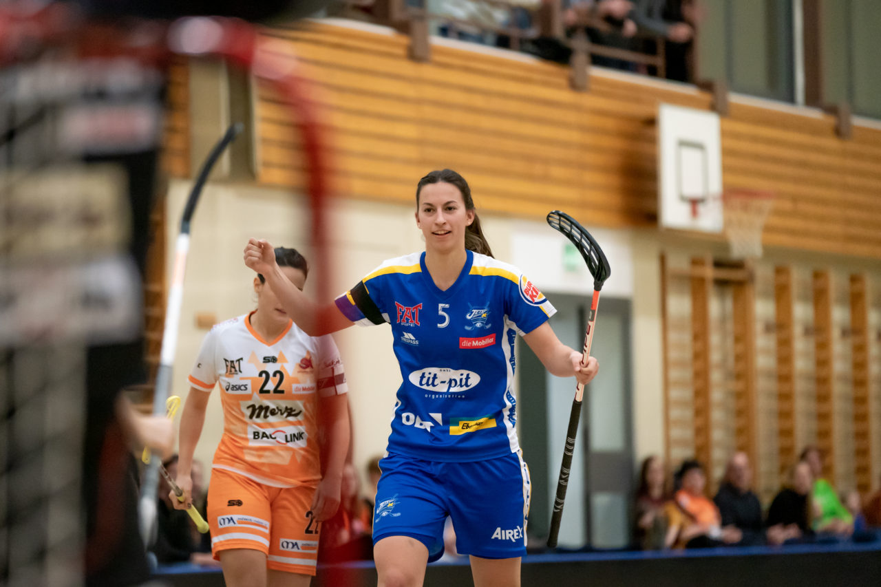 Hüenerweid (Dietlikon), 09.02.2019, Unihockey Damen NLA 17. Runde, Kloten-Dietlikon Jets - piranha chur, Andrea Gämperli (Nr. 5, Kloten-Dietlikon Jets) bejubelt das 1:2

(Claudio Schwarz, unihockey-fotos.ch)

Copyright: Claudio Schwarz, unihockey-fotos.ch – Dieses Bild wurde durch swiss unihockey lizenziert und darf ausschliesslich auf den Online-Kanälen von swiss unihockey verwendet werden. Die redaktionelle oder kommerzielle Nutzung durch Dritte (Medien, Vereine, Unternehmen oder Privatpersonen) per Download von diesem flickr-Account ist ausgeschlossen. Das Bild kann bei Interesse via unihockey-fotos.ch kostenpflichtig lizenziert werden. unihockey-fotos.ch behält sich vor, fehlbaren Medien, Vereinen, Unternehmen oder Privatpersonen Bilder mit einem Zuschlag in Rechnung zu stellen.