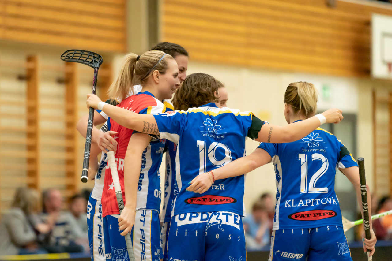 Hüenerweid (Dietlikon), 09.02.2019, Unihockey Damen NLA 17. Runde, Kloten-Dietlikon Jets - piranha chur, Torjubel Kloten-Dietlikon Jets

(Claudio Schwarz, unihockey-fotos.ch)

Copyright: Claudio Schwarz, unihockey-fotos.ch – Dieses Bild wurde durch swiss unihockey lizenziert und darf ausschliesslich auf den Online-Kanälen von swiss unihockey verwendet werden. Die redaktionelle oder kommerzielle Nutzung durch Dritte (Medien, Vereine, Unternehmen oder Privatpersonen) per Download von diesem flickr-Account ist ausgeschlossen. Das Bild kann bei Interesse via unihockey-fotos.ch kostenpflichtig lizenziert werden. unihockey-fotos.ch behält sich vor, fehlbaren Medien, Vereinen, Unternehmen oder Privatpersonen Bilder mit einem Zuschlag in Rechnung zu stellen.