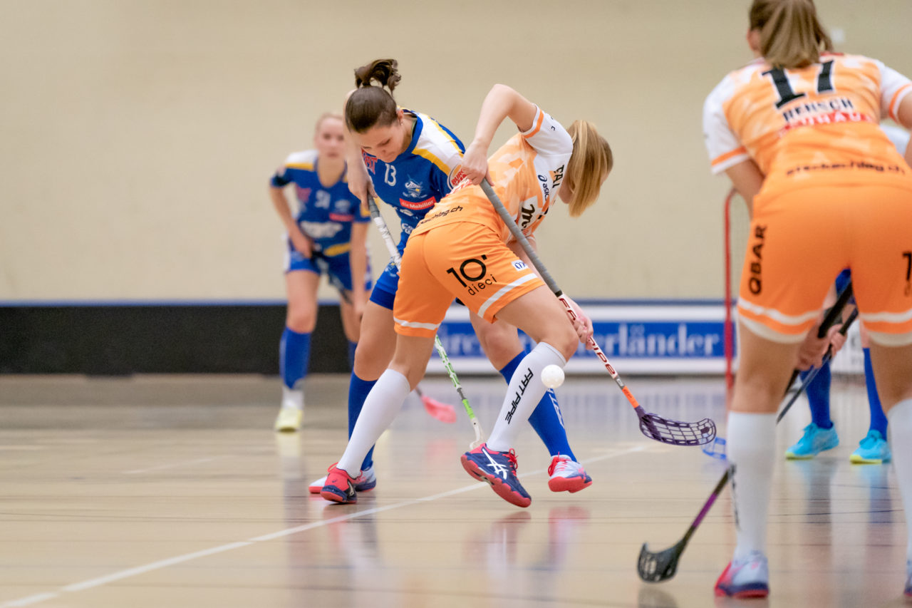 Hüenerweid (Dietlikon), 09.02.2019, Unihockey Damen NLA 17. Runde, Kloten-Dietlikon Jets - piranha chur, Mari Aanerud (Nr. 7, piranha chur) gewinnt das Anspiel gegen Linda Pedrazzoli (Nr. 13, Kloten-Dietlikon Jets)

(Claudio Schwarz, unihockey-fotos.ch)

Copyright: Claudio Schwarz, unihockey-fotos.ch – Dieses Bild wurde durch swiss unihockey lizenziert und darf ausschliesslich auf den Online-Kanälen von swiss unihockey verwendet werden. Die redaktionelle oder kommerzielle Nutzung durch Dritte (Medien, Vereine, Unternehmen oder Privatpersonen) per Download von diesem flickr-Account ist ausgeschlossen. Das Bild kann bei Interesse via unihockey-fotos.ch kostenpflichtig lizenziert werden. unihockey-fotos.ch behält sich vor, fehlbaren Medien, Vereinen, Unternehmen oder Privatpersonen Bilder mit einem Zuschlag in Rechnung zu stellen.