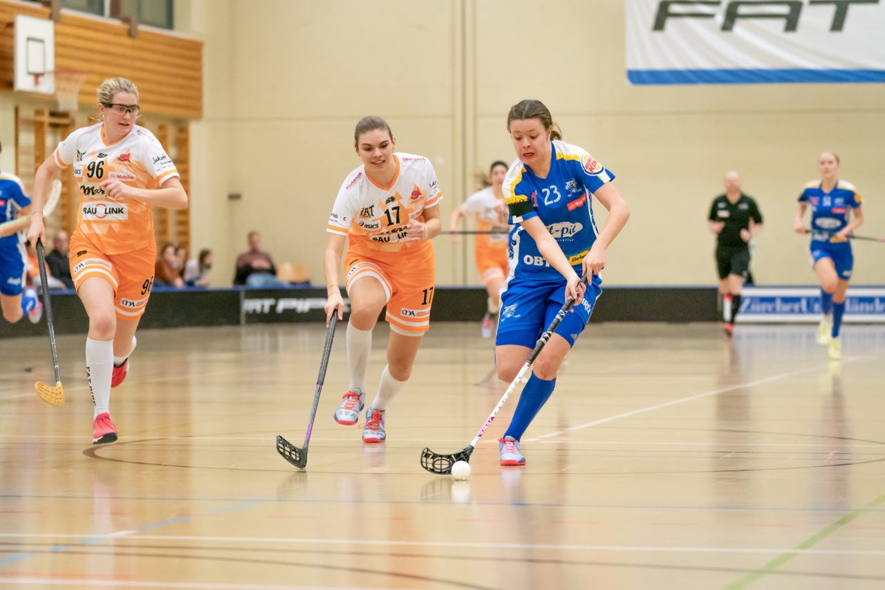 Hüenerweid (Dietlikon), 09.02.2019, Unihockey Damen NLA 17. Runde, Kloten-Dietlikon Jets - piranha chur, Isabelle Gerig (Nr. 23, Kloten-Dietlikon Jets) am Ball

(Claudio Schwarz, unihockey-fotos.ch)

Copyright: Claudio Schwarz, unihockey-fotos.ch – Dieses Bild wurde durch swiss unihockey lizenziert und darf ausschliesslich auf den Online-Kanälen von swiss unihockey verwendet werden. Die redaktionelle oder kommerzielle Nutzung durch Dritte (Medien, Vereine, Unternehmen oder Privatpersonen) per Download von diesem flickr-Account ist ausgeschlossen. Das Bild kann bei Interesse via unihockey-fotos.ch kostenpflichtig lizenziert werden. unihockey-fotos.ch behält sich vor, fehlbaren Medien, Vereinen, Unternehmen oder Privatpersonen Bilder mit einem Zuschlag in Rechnung zu stellen.