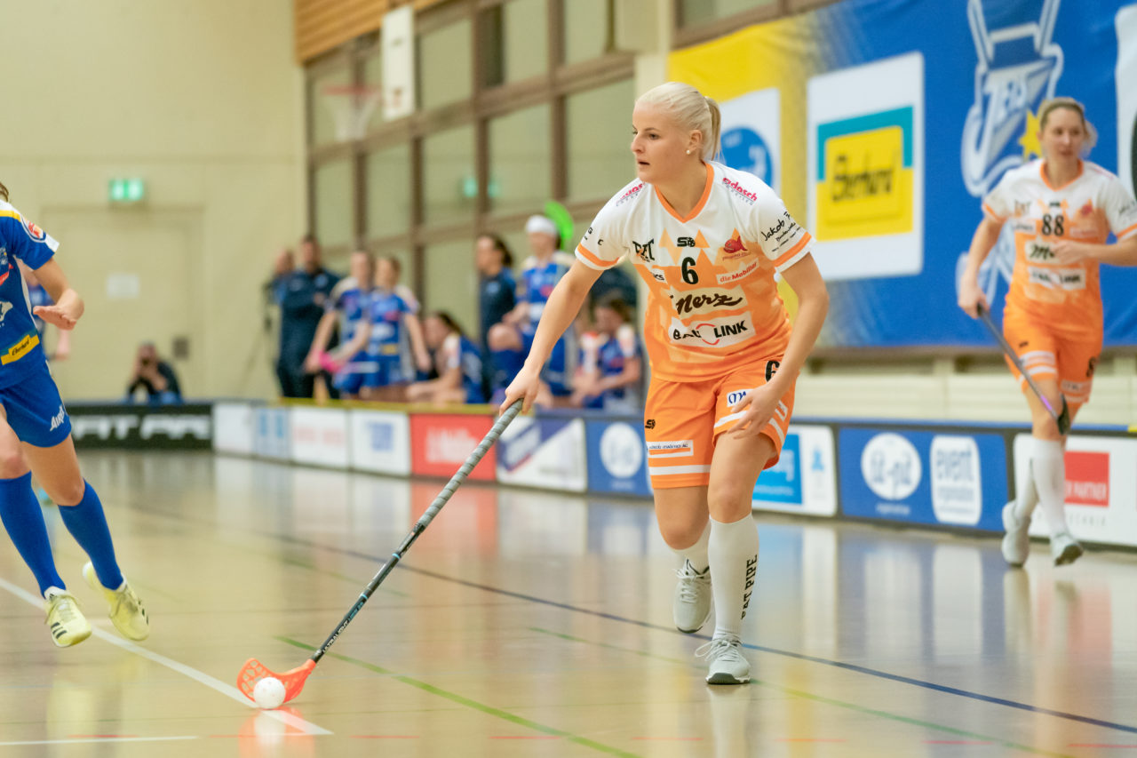 Hüenerweid (Dietlikon), 09.02.2019, Unihockey Damen NLA 17. Runde, Kloten-Dietlikon Jets - piranha chur, Sanni Nieminen (Nr. 6, piranha chur) am Ball

(Claudio Schwarz, unihockey-fotos.ch)

Copyright: Claudio Schwarz, unihockey-fotos.ch – Dieses Bild wurde durch swiss unihockey lizenziert und darf ausschliesslich auf den Online-Kanälen von swiss unihockey verwendet werden. Die redaktionelle oder kommerzielle Nutzung durch Dritte (Medien, Vereine, Unternehmen oder Privatpersonen) per Download von diesem flickr-Account ist ausgeschlossen. Das Bild kann bei Interesse via unihockey-fotos.ch kostenpflichtig lizenziert werden. unihockey-fotos.ch behält sich vor, fehlbaren Medien, Vereinen, Unternehmen oder Privatpersonen Bilder mit einem Zuschlag in Rechnung zu stellen.