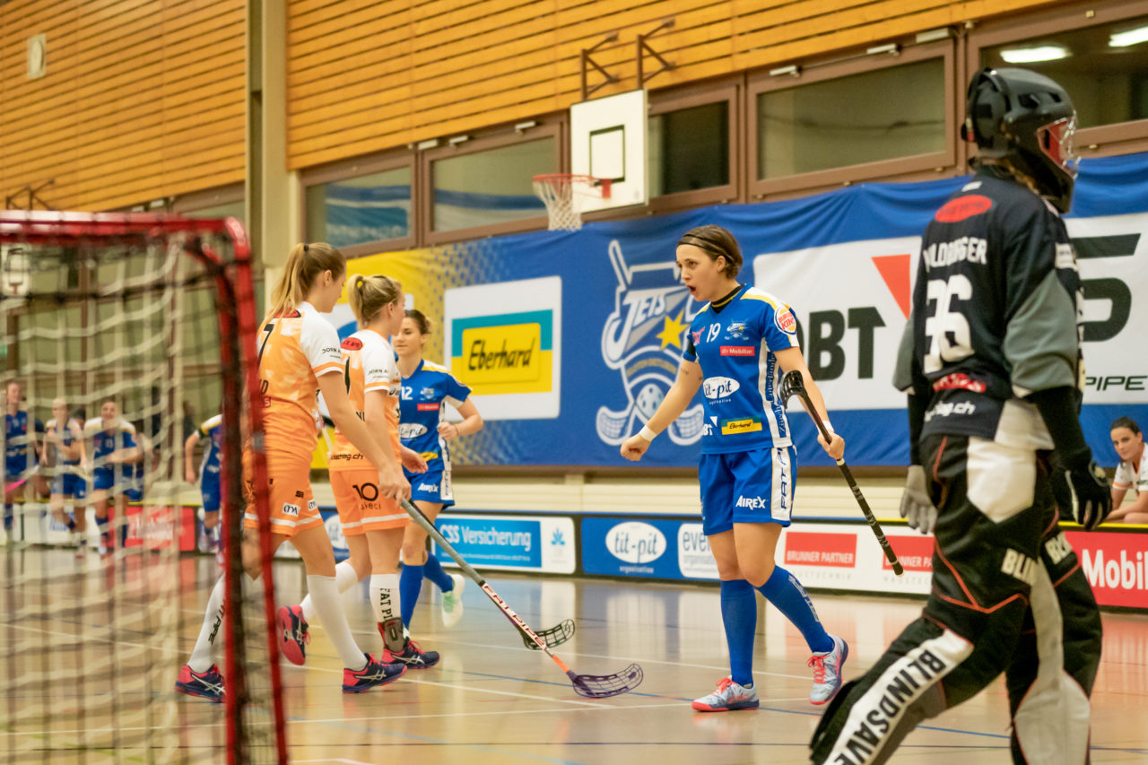 Hüenerweid (Dietlikon), 09.02.2019, Unihockey Damen NLA 17. Runde, Kloten-Dietlikon Jets - piranha chur, Julia Suter (Nr. 19, Kloten-Dietlikon Jets) bejubelt das 2:2

(Claudio Schwarz, unihockey-fotos.ch)

Copyright: Claudio Schwarz, unihockey-fotos.ch – Dieses Bild wurde durch swiss unihockey lizenziert und darf ausschliesslich auf den Online-Kanälen von swiss unihockey verwendet werden. Die redaktionelle oder kommerzielle Nutzung durch Dritte (Medien, Vereine, Unternehmen oder Privatpersonen) per Download von diesem flickr-Account ist ausgeschlossen. Das Bild kann bei Interesse via unihockey-fotos.ch kostenpflichtig lizenziert werden. unihockey-fotos.ch behält sich vor, fehlbaren Medien, Vereinen, Unternehmen oder Privatpersonen Bilder mit einem Zuschlag in Rechnung zu stellen.
