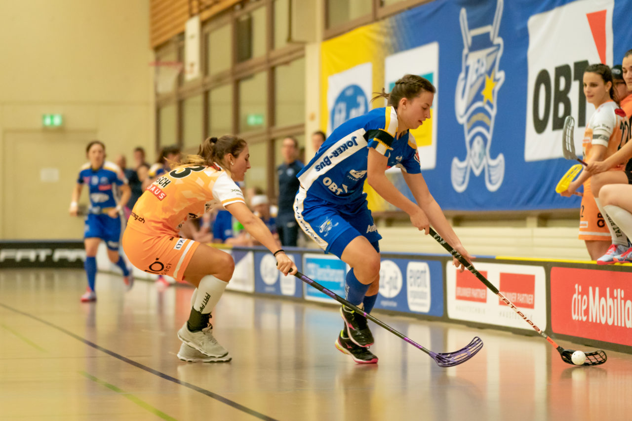 Hüenerweid (Dietlikon), 09.02.2019, Unihockey Damen NLA 17. Runde, Kloten-Dietlikon Jets - piranha chur, Andrea Gämperli (Nr. 5, Kloten-Dietlikon Jets) am Ball

(Claudio Schwarz, unihockey-fotos.ch)

Copyright: Claudio Schwarz, unihockey-fotos.ch – Dieses Bild wurde durch swiss unihockey lizenziert und darf ausschliesslich auf den Online-Kanälen von swiss unihockey verwendet werden. Die redaktionelle oder kommerzielle Nutzung durch Dritte (Medien, Vereine, Unternehmen oder Privatpersonen) per Download von diesem flickr-Account ist ausgeschlossen. Das Bild kann bei Interesse via unihockey-fotos.ch kostenpflichtig lizenziert werden. unihockey-fotos.ch behält sich vor, fehlbaren Medien, Vereinen, Unternehmen oder Privatpersonen Bilder mit einem Zuschlag in Rechnung zu stellen.