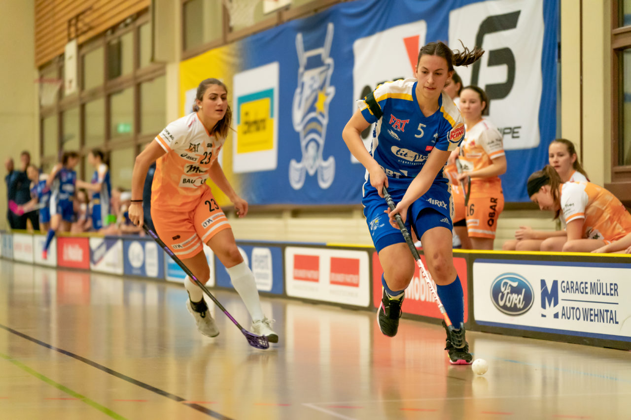 Hüenerweid (Dietlikon), 09.02.2019, Unihockey Damen NLA 17. Runde, Kloten-Dietlikon Jets - piranha chur, Andrea Gämperli (Nr. 5, Kloten-Dietlikon Jets) am Ball

(Claudio Schwarz, unihockey-fotos.ch)

Copyright: Claudio Schwarz, unihockey-fotos.ch – Dieses Bild wurde durch swiss unihockey lizenziert und darf ausschliesslich auf den Online-Kanälen von swiss unihockey verwendet werden. Die redaktionelle oder kommerzielle Nutzung durch Dritte (Medien, Vereine, Unternehmen oder Privatpersonen) per Download von diesem flickr-Account ist ausgeschlossen. Das Bild kann bei Interesse via unihockey-fotos.ch kostenpflichtig lizenziert werden. unihockey-fotos.ch behält sich vor, fehlbaren Medien, Vereinen, Unternehmen oder Privatpersonen Bilder mit einem Zuschlag in Rechnung zu stellen.