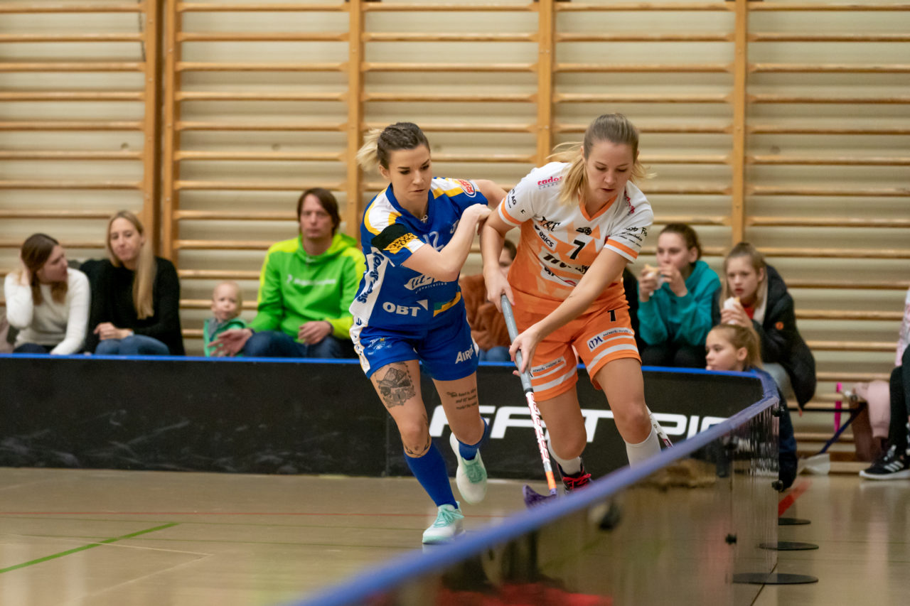 Hüenerweid (Dietlikon), 09.02.2019, Unihockey Damen NLA 17. Runde, Kloten-Dietlikon Jets - piranha chur, Katarína Klapitová (Nr. 12, Kloten-Dietlikon Jets) im Zweikampf mit Mari Aanerud (Nr. 7, piranha chur)

(Claudio Schwarz, unihockey-fotos.ch)

Copyright: Claudio Schwarz, unihockey-fotos.ch – Dieses Bild wurde durch swiss unihockey lizenziert und darf ausschliesslich auf den Online-Kanälen von swiss unihockey verwendet werden. Die redaktionelle oder kommerzielle Nutzung durch Dritte (Medien, Vereine, Unternehmen oder Privatpersonen) per Download von diesem flickr-Account ist ausgeschlossen. Das Bild kann bei Interesse via unihockey-fotos.ch kostenpflichtig lizenziert werden. unihockey-fotos.ch behält sich vor, fehlbaren Medien, Vereinen, Unternehmen oder Privatpersonen Bilder mit einem Zuschlag in Rechnung zu stellen.