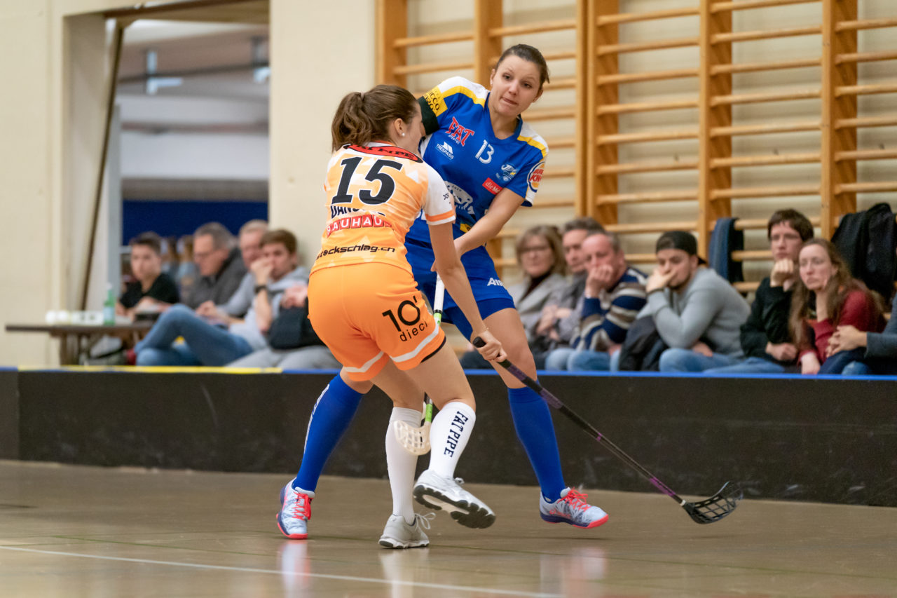 Hüenerweid (Dietlikon), 09.02.2019, Unihockey Damen NLA 17. Runde, Kloten-Dietlikon Jets - piranha chur, Linda Pedrazzoli (Nr. 13, Kloten-Dietlikon Jets) spielt einen Pass

(Claudio Schwarz, unihockey-fotos.ch)

Copyright: Claudio Schwarz, unihockey-fotos.ch – Dieses Bild wurde durch swiss unihockey lizenziert und darf ausschliesslich auf den Online-Kanälen von swiss unihockey verwendet werden. Die redaktionelle oder kommerzielle Nutzung durch Dritte (Medien, Vereine, Unternehmen oder Privatpersonen) per Download von diesem flickr-Account ist ausgeschlossen. Das Bild kann bei Interesse via unihockey-fotos.ch kostenpflichtig lizenziert werden. unihockey-fotos.ch behält sich vor, fehlbaren Medien, Vereinen, Unternehmen oder Privatpersonen Bilder mit einem Zuschlag in Rechnung zu stellen.
