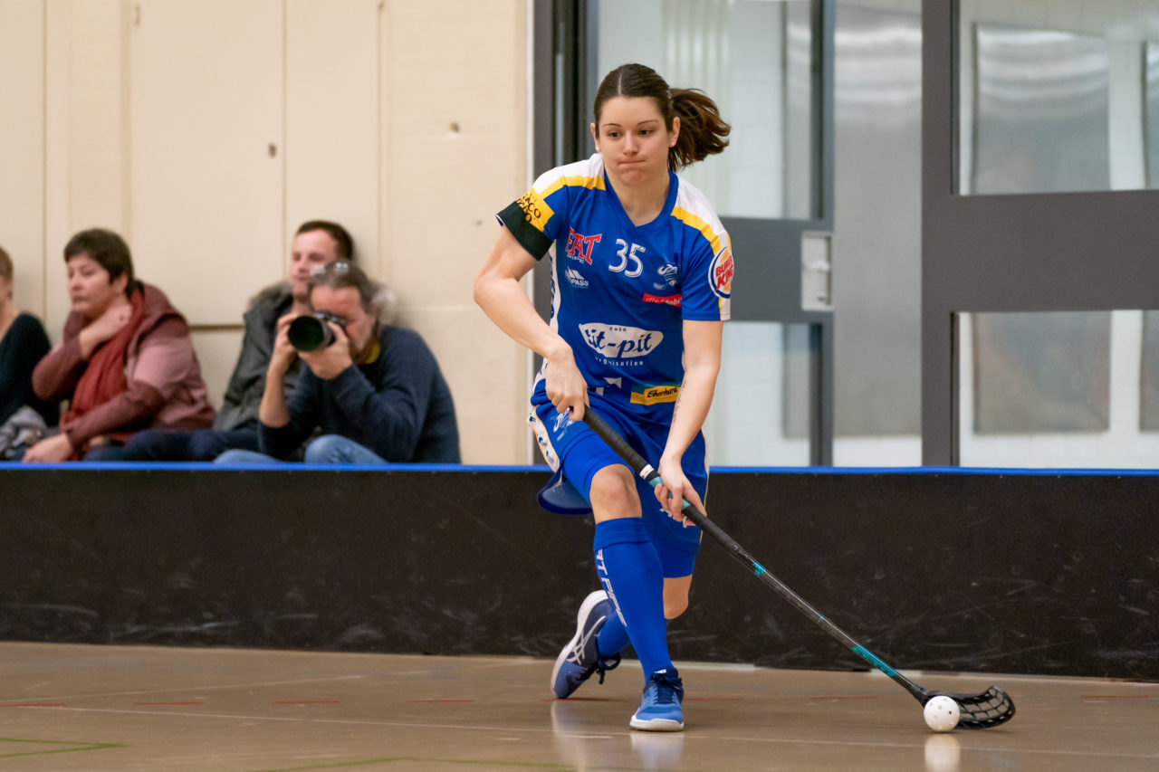 Hüenerweid (Dietlikon), 09.02.2019, Unihockey Damen NLA 17. Runde, Kloten-Dietlikon Jets - piranha chur, Christelle Wohlhauser (Nr. 35, Kloten-Dietlikon Jets) spielt einen Pass

(Claudio Schwarz, unihockey-fotos.ch)

Copyright: Claudio Schwarz, unihockey-fotos.ch – Dieses Bild wurde durch swiss unihockey lizenziert und darf ausschliesslich auf den Online-Kanälen von swiss unihockey verwendet werden. Die redaktionelle oder kommerzielle Nutzung durch Dritte (Medien, Vereine, Unternehmen oder Privatpersonen) per Download von diesem flickr-Account ist ausgeschlossen. Das Bild kann bei Interesse via unihockey-fotos.ch kostenpflichtig lizenziert werden. unihockey-fotos.ch behält sich vor, fehlbaren Medien, Vereinen, Unternehmen oder Privatpersonen Bilder mit einem Zuschlag in Rechnung zu stellen.