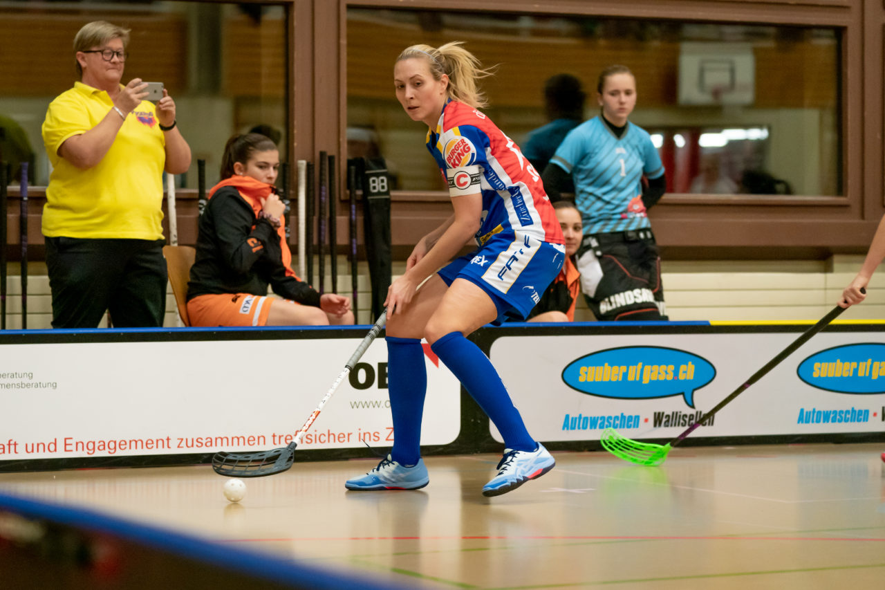 Hüenerweid (Dietlikon), 09.02.2019, Unihockey Damen NLA 17. Runde, Kloten-Dietlikon Jets - piranha chur, Michelle Wiki (Nr. 6, Kloten-Dietlikon Jets) am Ball

(Claudio Schwarz, unihockey-fotos.ch)

Copyright: Claudio Schwarz, unihockey-fotos.ch – Dieses Bild wurde durch swiss unihockey lizenziert und darf ausschliesslich auf den Online-Kanälen von swiss unihockey verwendet werden. Die redaktionelle oder kommerzielle Nutzung durch Dritte (Medien, Vereine, Unternehmen oder Privatpersonen) per Download von diesem flickr-Account ist ausgeschlossen. Das Bild kann bei Interesse via unihockey-fotos.ch kostenpflichtig lizenziert werden. unihockey-fotos.ch behält sich vor, fehlbaren Medien, Vereinen, Unternehmen oder Privatpersonen Bilder mit einem Zuschlag in Rechnung zu stellen.