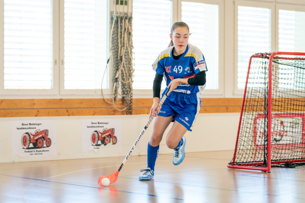 Landbüel (Wil ZH), 16.2019, Unihockey Juniorinnen B 7. Runde, Kloten-Dietlikon Jets - Unihockey Bassersdorf-Nürensdorf 

(Claudio Schwarz, unihockey-fotos.ch)

Copyright: Claudio Schwarz, unihockey-fotos.ch – Dieses Bild wurde durch swiss unihockey lizenziert und darf ausschliesslich auf den Online-Kanälen von swiss unihockey verwendet werden. Die redaktionelle oder kommerzielle Nutzung durch Dritte (Medien, Vereine, Unternehmen oder Privatpersonen) per Download von diesem flickr-Account ist ausgeschlossen. Das Bild kann bei Interesse via unihockey-fotos.ch kostenpflichtig lizenziert werden. unihockey-fotos.ch behält sich vor, fehlbaren Medien, Vereinen, Unternehmen oder Privatpersonen Bilder mit einem Zuschlag in Rechnung zu stellen.