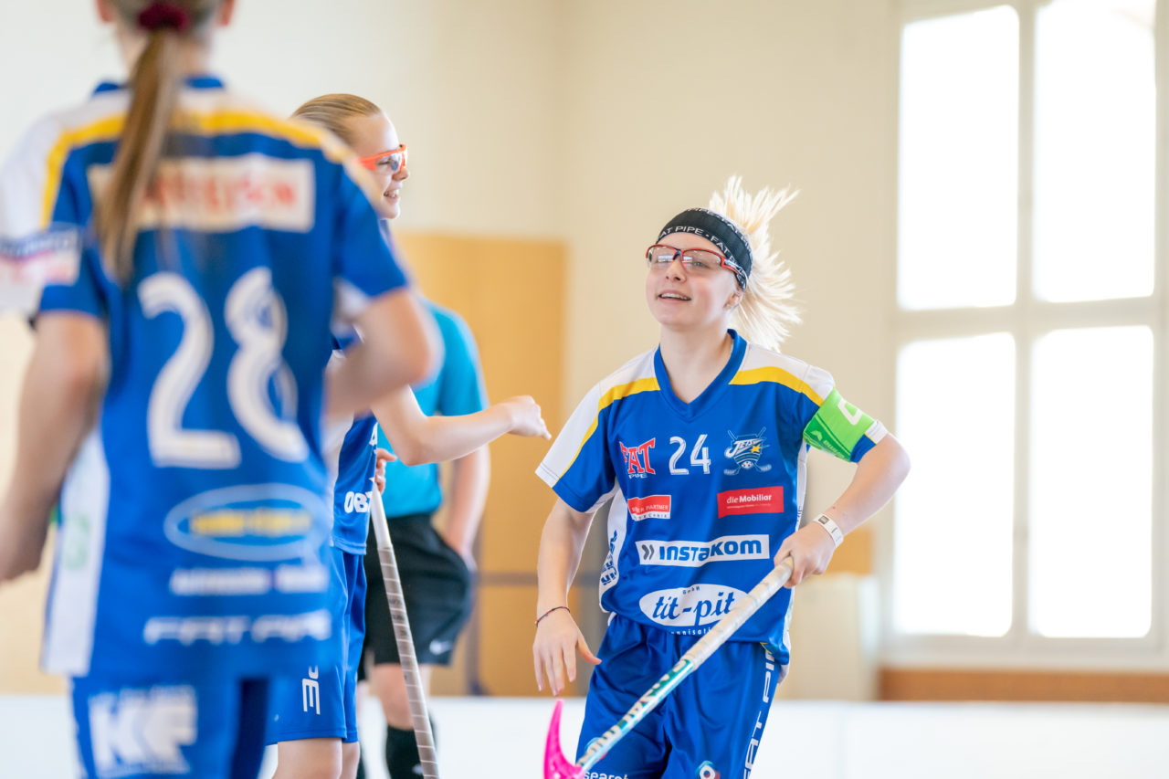 Landbüel (Wil ZH), 16.2019, Unihockey Juniorinnen B 7. Runde, Kloten-Dietlikon Jets - Unihockey Bassersdorf-Nürensdorf (Claudio Schwarz, unihockey-fotos.ch)Copyright: Claudio Schwarz, unihockey-fotos.ch – Dieses Bild wurde durch swiss unihockey lizenziert und darf ausschliesslich auf den Online-Kanälen von swiss unihockey verwendet werden. Die redaktionelle oder kommerzielle Nutzung durch Dritte (Medien, Vereine, Unternehmen oder Privatpersonen) per Download von diesem flickr-Account ist ausgeschlossen. Das Bild kann bei Interesse via unihockey-fotos.ch kostenpflichtig lizenziert werden. unihockey-fotos.ch behält sich vor, fehlbaren Medien, Vereinen, Unternehmen oder Privatpersonen Bilder mit einem Zuschlag in Rechnung zu stellen.