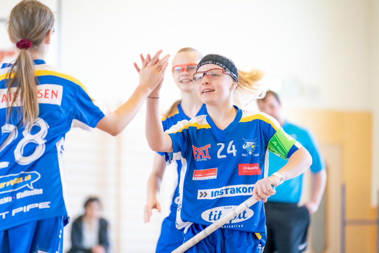 Landbüel (Wil ZH), 16.2019, Unihockey Juniorinnen B 7. Runde, Kloten-Dietlikon Jets - Unihockey Bassersdorf-Nürensdorf 

(Claudio Schwarz, unihockey-fotos.ch)

Copyright: Claudio Schwarz, unihockey-fotos.ch – Dieses Bild wurde durch swiss unihockey lizenziert und darf ausschliesslich auf den Online-Kanälen von swiss unihockey verwendet werden. Die redaktionelle oder kommerzielle Nutzung durch Dritte (Medien, Vereine, Unternehmen oder Privatpersonen) per Download von diesem flickr-Account ist ausgeschlossen. Das Bild kann bei Interesse via unihockey-fotos.ch kostenpflichtig lizenziert werden. unihockey-fotos.ch behält sich vor, fehlbaren Medien, Vereinen, Unternehmen oder Privatpersonen Bilder mit einem Zuschlag in Rechnung zu stellen.