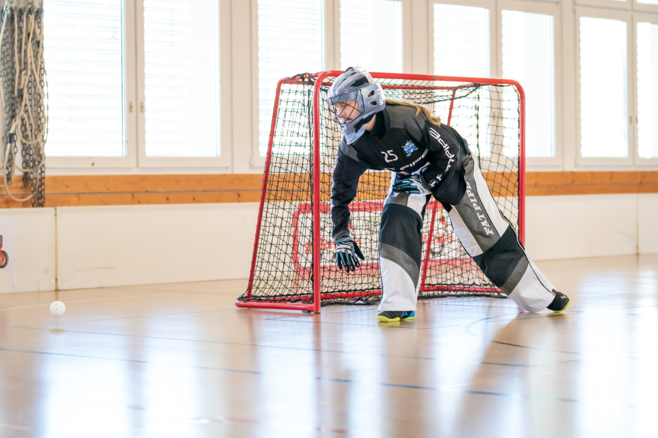 Landbüel (Wil ZH), 16.2019, Unihockey Juniorinnen B 7. Runde, Kloten-Dietlikon Jets - Unihockey Bassersdorf-Nürensdorf (Claudio Schwarz, unihockey-fotos.ch)Copyright: Claudio Schwarz, unihockey-fotos.ch – Dieses Bild wurde durch swiss unihockey lizenziert und darf ausschliesslich auf den Online-Kanälen von swiss unihockey verwendet werden. Die redaktionelle oder kommerzielle Nutzung durch Dritte (Medien, Vereine, Unternehmen oder Privatpersonen) per Download von diesem flickr-Account ist ausgeschlossen. Das Bild kann bei Interesse via unihockey-fotos.ch kostenpflichtig lizenziert werden. unihockey-fotos.ch behält sich vor, fehlbaren Medien, Vereinen, Unternehmen oder Privatpersonen Bilder mit einem Zuschlag in Rechnung zu stellen.