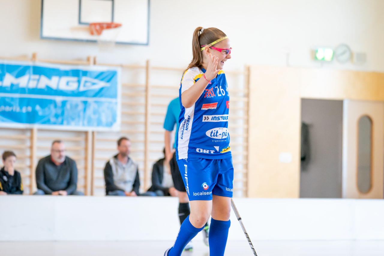 Landbüel (Wil ZH), 16.2019, Unihockey Juniorinnen B 7. Runde, Kloten-Dietlikon Jets - Unihockey Bassersdorf-Nürensdorf (Claudio Schwarz, unihockey-fotos.ch)Copyright: Claudio Schwarz, unihockey-fotos.ch – Dieses Bild wurde durch swiss unihockey lizenziert und darf ausschliesslich auf den Online-Kanälen von swiss unihockey verwendet werden. Die redaktionelle oder kommerzielle Nutzung durch Dritte (Medien, Vereine, Unternehmen oder Privatpersonen) per Download von diesem flickr-Account ist ausgeschlossen. Das Bild kann bei Interesse via unihockey-fotos.ch kostenpflichtig lizenziert werden. unihockey-fotos.ch behält sich vor, fehlbaren Medien, Vereinen, Unternehmen oder Privatpersonen Bilder mit einem Zuschlag in Rechnung zu stellen.