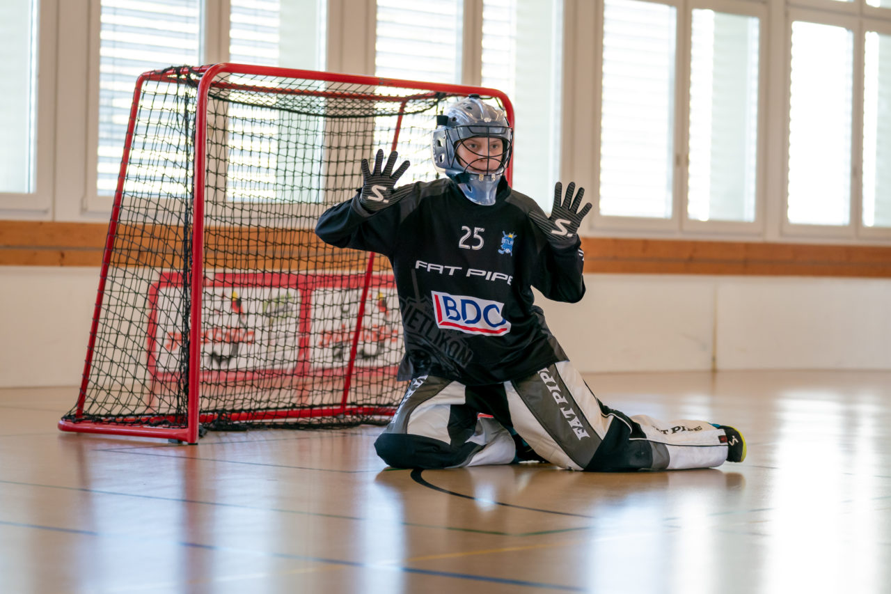 Landbüel (Wil ZH), 16.2019, Unihockey Juniorinnen B 7. Runde, Kloten-Dietlikon Jets - Unihockey Bassersdorf-Nürensdorf (Claudio Schwarz, unihockey-fotos.ch)Copyright: Claudio Schwarz, unihockey-fotos.ch – Dieses Bild wurde durch swiss unihockey lizenziert und darf ausschliesslich auf den Online-Kanälen von swiss unihockey verwendet werden. Die redaktionelle oder kommerzielle Nutzung durch Dritte (Medien, Vereine, Unternehmen oder Privatpersonen) per Download von diesem flickr-Account ist ausgeschlossen. Das Bild kann bei Interesse via unihockey-fotos.ch kostenpflichtig lizenziert werden. unihockey-fotos.ch behält sich vor, fehlbaren Medien, Vereinen, Unternehmen oder Privatpersonen Bilder mit einem Zuschlag in Rechnung zu stellen.