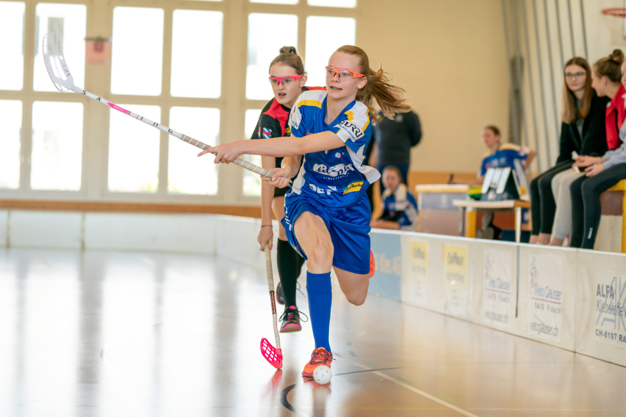 Landbüel (Wil ZH), 16.2019, Unihockey Juniorinnen B 7. Runde, Kloten-Dietlikon Jets - Unihockey Bassersdorf-Nürensdorf (Claudio Schwarz, unihockey-fotos.ch)Copyright: Claudio Schwarz, unihockey-fotos.ch – Dieses Bild wurde durch swiss unihockey lizenziert und darf ausschliesslich auf den Online-Kanälen von swiss unihockey verwendet werden. Die redaktionelle oder kommerzielle Nutzung durch Dritte (Medien, Vereine, Unternehmen oder Privatpersonen) per Download von diesem flickr-Account ist ausgeschlossen. Das Bild kann bei Interesse via unihockey-fotos.ch kostenpflichtig lizenziert werden. unihockey-fotos.ch behält sich vor, fehlbaren Medien, Vereinen, Unternehmen oder Privatpersonen Bilder mit einem Zuschlag in Rechnung zu stellen.