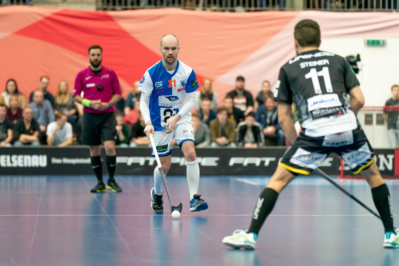 Wankdorf (Bern), 23.02.2019, Unihockey Herren Cupfinal, Tigers Langnau - GC Unihockey, Emil Julkunen (Nr. 21, GC Unihockey) am Ball

(Claudio Schwarz, unihockey-fotos.ch)

Copyright: Claudio Schwarz, unihockey-fotos.ch – Dieses Bild wurde durch swiss unihockey lizenziert und darf ausschliesslich auf den Online-Kanälen von swiss unihockey verwendet werden. Die redaktionelle oder kommerzielle Nutzung durch Dritte (Medien, Vereine, Unternehmen oder Privatpersonen) per Download von diesem flickr-Account ist ausgeschlossen. Das Bild kann bei Interesse via unihockey-fotos.ch kostenpflichtig lizenziert werden. unihockey-fotos.ch behält sich vor, fehlbaren Medien, Vereinen, Unternehmen oder Privatpersonen Bilder mit einem Zuschlag in Rechnung zu stellen.