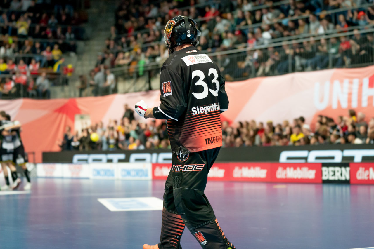 Wankdorf (Bern), 23.02.2019, Unihockey Herren Cupfinal, Tigers Langnau - GC Unihockey, Juerg Siegenthaler (Nr. 33, Unihockey Tigers Langnau) jubelt über einen Treffer

(Claudio Schwarz, unihockey-fotos.ch)

Copyright: Claudio Schwarz, unihockey-fotos.ch – Dieses Bild wurde durch swiss unihockey lizenziert und darf ausschliesslich auf den Online-Kanälen von swiss unihockey verwendet werden. Die redaktionelle oder kommerzielle Nutzung durch Dritte (Medien, Vereine, Unternehmen oder Privatpersonen) per Download von diesem flickr-Account ist ausgeschlossen. Das Bild kann bei Interesse via unihockey-fotos.ch kostenpflichtig lizenziert werden. unihockey-fotos.ch behält sich vor, fehlbaren Medien, Vereinen, Unternehmen oder Privatpersonen Bilder mit einem Zuschlag in Rechnung zu stellen.