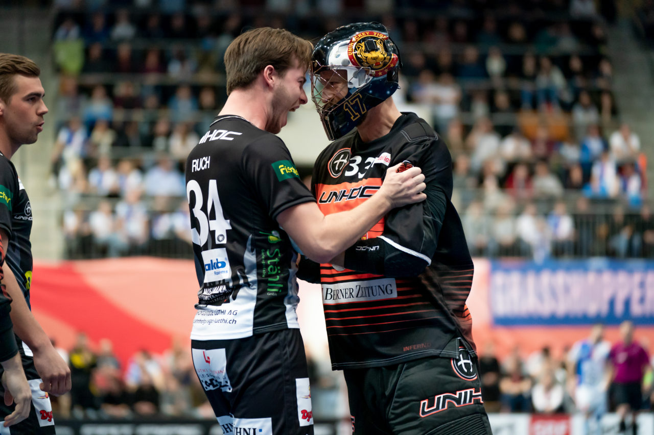 Wankdorf (Bern), 23.02.2019, Unihockey Herren Cupfinal, Tigers Langnau - GC Unihockey, Jonas Ruch (Nr. 34, Unihockey Tigers Langnau) jubelt mit Juerg Siegenthaler (Nr. 33, Unihockey Tigers Langnau) über einen Treffer

(Claudio Schwarz, unihockey-fotos.ch)

Copyright: Claudio Schwarz, unihockey-fotos.ch – Dieses Bild wurde durch swiss unihockey lizenziert und darf ausschliesslich auf den Online-Kanälen von swiss unihockey verwendet werden. Die redaktionelle oder kommerzielle Nutzung durch Dritte (Medien, Vereine, Unternehmen oder Privatpersonen) per Download von diesem flickr-Account ist ausgeschlossen. Das Bild kann bei Interesse via unihockey-fotos.ch kostenpflichtig lizenziert werden. unihockey-fotos.ch behält sich vor, fehlbaren Medien, Vereinen, Unternehmen oder Privatpersonen Bilder mit einem Zuschlag in Rechnung zu stellen.