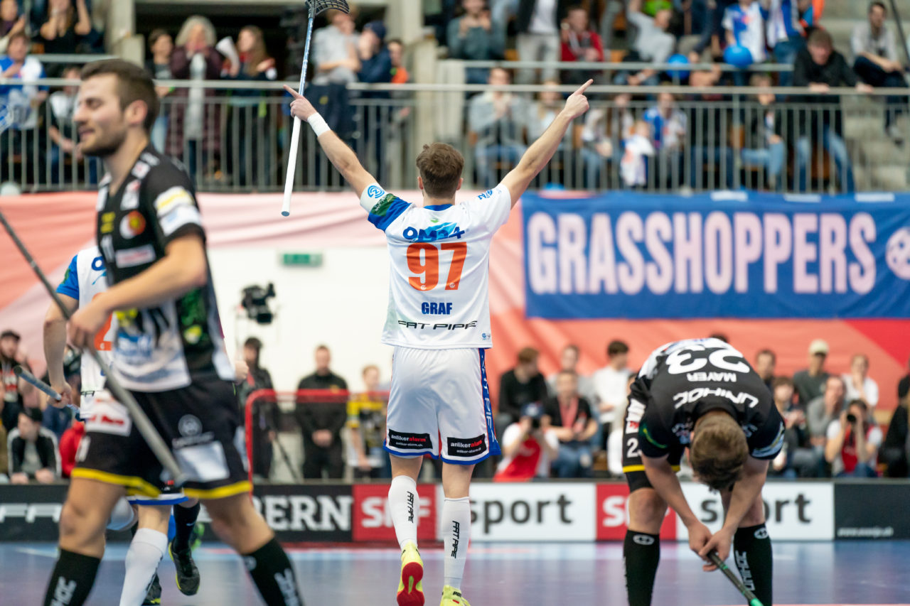Wankdorf (Bern), 23.02.2019, Unihockey Herren Cupfinal, Tigers Langnau - GC Unihockey, Luca Graf (Nr. 97, GC Unihockey) bejubelt seinen Treffer

(Claudio Schwarz, unihockey-fotos.ch)

Copyright: Claudio Schwarz, unihockey-fotos.ch – Dieses Bild wurde durch swiss unihockey lizenziert und darf ausschliesslich auf den Online-Kanälen von swiss unihockey verwendet werden. Die redaktionelle oder kommerzielle Nutzung durch Dritte (Medien, Vereine, Unternehmen oder Privatpersonen) per Download von diesem flickr-Account ist ausgeschlossen. Das Bild kann bei Interesse via unihockey-fotos.ch kostenpflichtig lizenziert werden. unihockey-fotos.ch behält sich vor, fehlbaren Medien, Vereinen, Unternehmen oder Privatpersonen Bilder mit einem Zuschlag in Rechnung zu stellen.