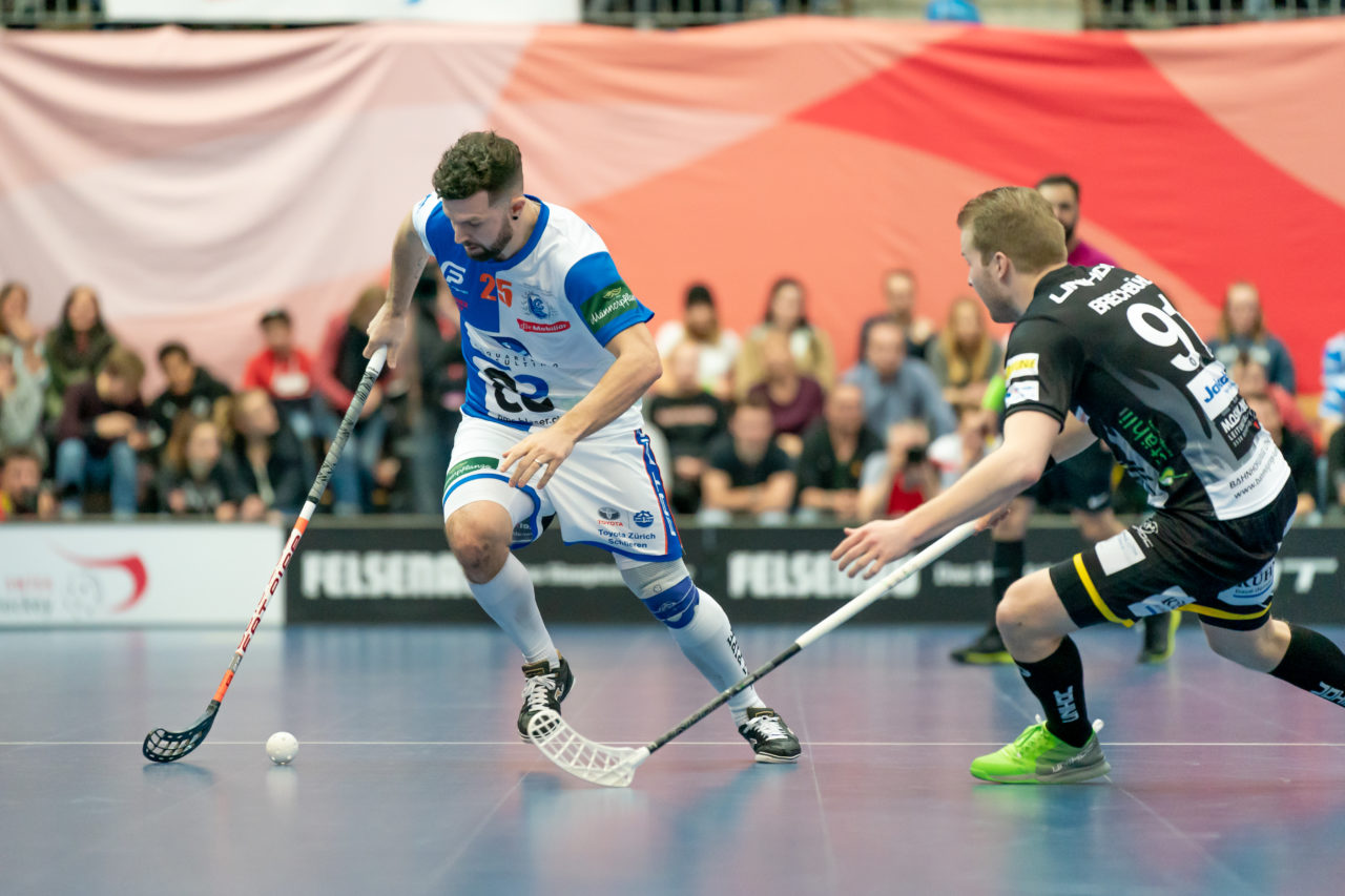 Wankdorf (Bern), 23.02.2019, Unihockey Herren Cupfinal, Tigers Langnau - GC Unihockey, Christoph Meier (Nr. 25, GC Unihockey) am Ball

(Claudio Schwarz, unihockey-fotos.ch)

Copyright: Claudio Schwarz, unihockey-fotos.ch – Dieses Bild wurde durch swiss unihockey lizenziert und darf ausschliesslich auf den Online-Kanälen von swiss unihockey verwendet werden. Die redaktionelle oder kommerzielle Nutzung durch Dritte (Medien, Vereine, Unternehmen oder Privatpersonen) per Download von diesem flickr-Account ist ausgeschlossen. Das Bild kann bei Interesse via unihockey-fotos.ch kostenpflichtig lizenziert werden. unihockey-fotos.ch behält sich vor, fehlbaren Medien, Vereinen, Unternehmen oder Privatpersonen Bilder mit einem Zuschlag in Rechnung zu stellen.