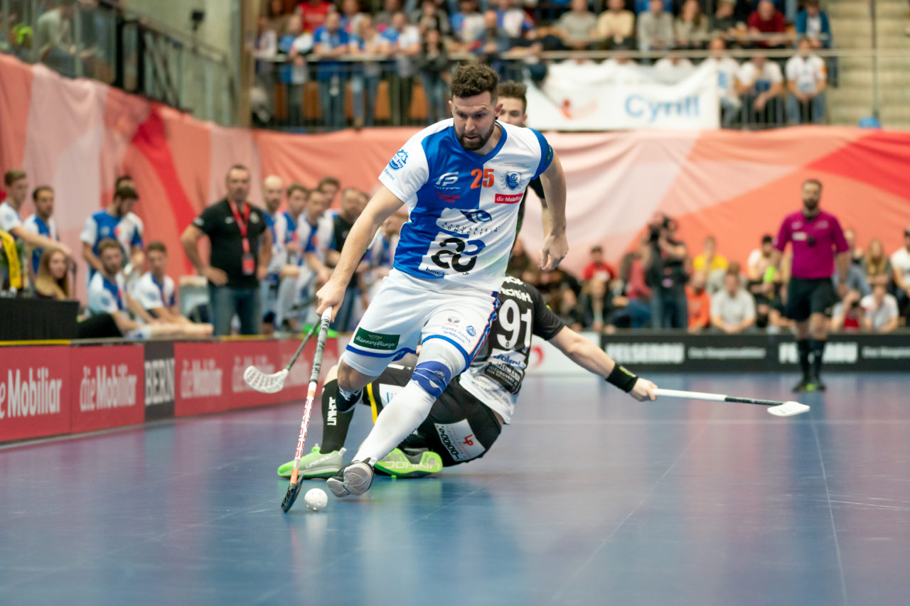 Wankdorf (Bern), 23.02.2019, Unihockey Herren Cupfinal, Tigers Langnau - GC Unihockey, Christoph Meier (Nr. 25, GC Unihockey) am Ball

(Claudio Schwarz, unihockey-fotos.ch)

Copyright: Claudio Schwarz, unihockey-fotos.ch – Dieses Bild wurde durch swiss unihockey lizenziert und darf ausschliesslich auf den Online-Kanälen von swiss unihockey verwendet werden. Die redaktionelle oder kommerzielle Nutzung durch Dritte (Medien, Vereine, Unternehmen oder Privatpersonen) per Download von diesem flickr-Account ist ausgeschlossen. Das Bild kann bei Interesse via unihockey-fotos.ch kostenpflichtig lizenziert werden. unihockey-fotos.ch behält sich vor, fehlbaren Medien, Vereinen, Unternehmen oder Privatpersonen Bilder mit einem Zuschlag in Rechnung zu stellen.