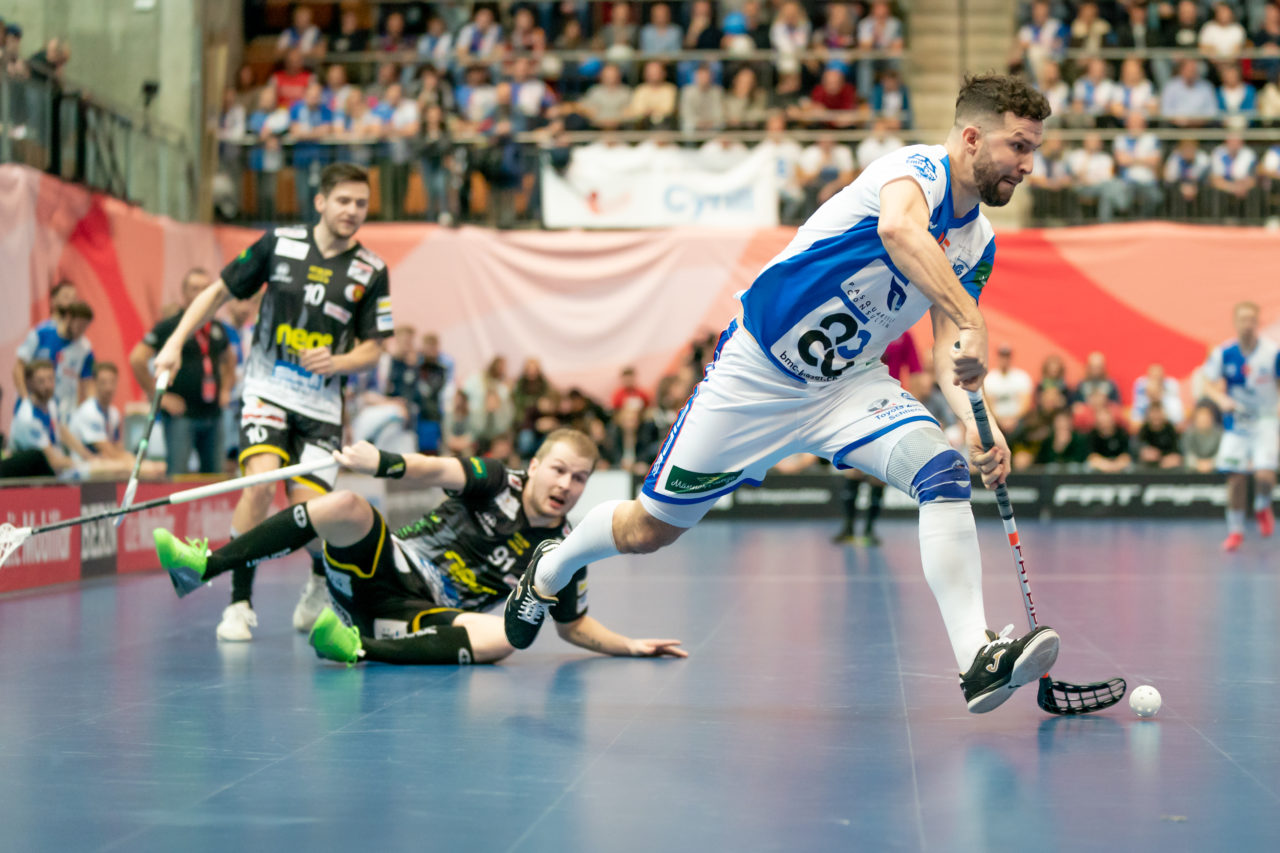 Wankdorf (Bern), 23.02.2019, Unihockey Herren Cupfinal, Tigers Langnau - GC Unihockey, Christoph Meier (Nr. 25, GC Unihockey) mit einem Abschlussversuch

(Claudio Schwarz, unihockey-fotos.ch)

Copyright: Claudio Schwarz, unihockey-fotos.ch – Dieses Bild wurde durch swiss unihockey lizenziert und darf ausschliesslich auf den Online-Kanälen von swiss unihockey verwendet werden. Die redaktionelle oder kommerzielle Nutzung durch Dritte (Medien, Vereine, Unternehmen oder Privatpersonen) per Download von diesem flickr-Account ist ausgeschlossen. Das Bild kann bei Interesse via unihockey-fotos.ch kostenpflichtig lizenziert werden. unihockey-fotos.ch behält sich vor, fehlbaren Medien, Vereinen, Unternehmen oder Privatpersonen Bilder mit einem Zuschlag in Rechnung zu stellen.