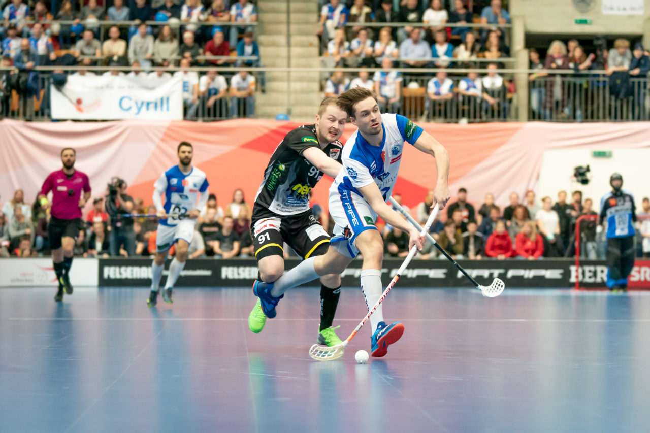 Wankdorf (Bern), 23.02.2019, Unihockey Herren Cupfinal, Tigers Langnau - GC Unihockey, Claudio Laely (Nr. 6, GC Unihockey) mit einem Abschlussversuch

(Claudio Schwarz, unihockey-fotos.ch)

Copyright: Claudio Schwarz, unihockey-fotos.ch – Dieses Bild wurde durch swiss unihockey lizenziert und darf ausschliesslich auf den Online-Kanälen von swiss unihockey verwendet werden. Die redaktionelle oder kommerzielle Nutzung durch Dritte (Medien, Vereine, Unternehmen oder Privatpersonen) per Download von diesem flickr-Account ist ausgeschlossen. Das Bild kann bei Interesse via unihockey-fotos.ch kostenpflichtig lizenziert werden. unihockey-fotos.ch behält sich vor, fehlbaren Medien, Vereinen, Unternehmen oder Privatpersonen Bilder mit einem Zuschlag in Rechnung zu stellen.