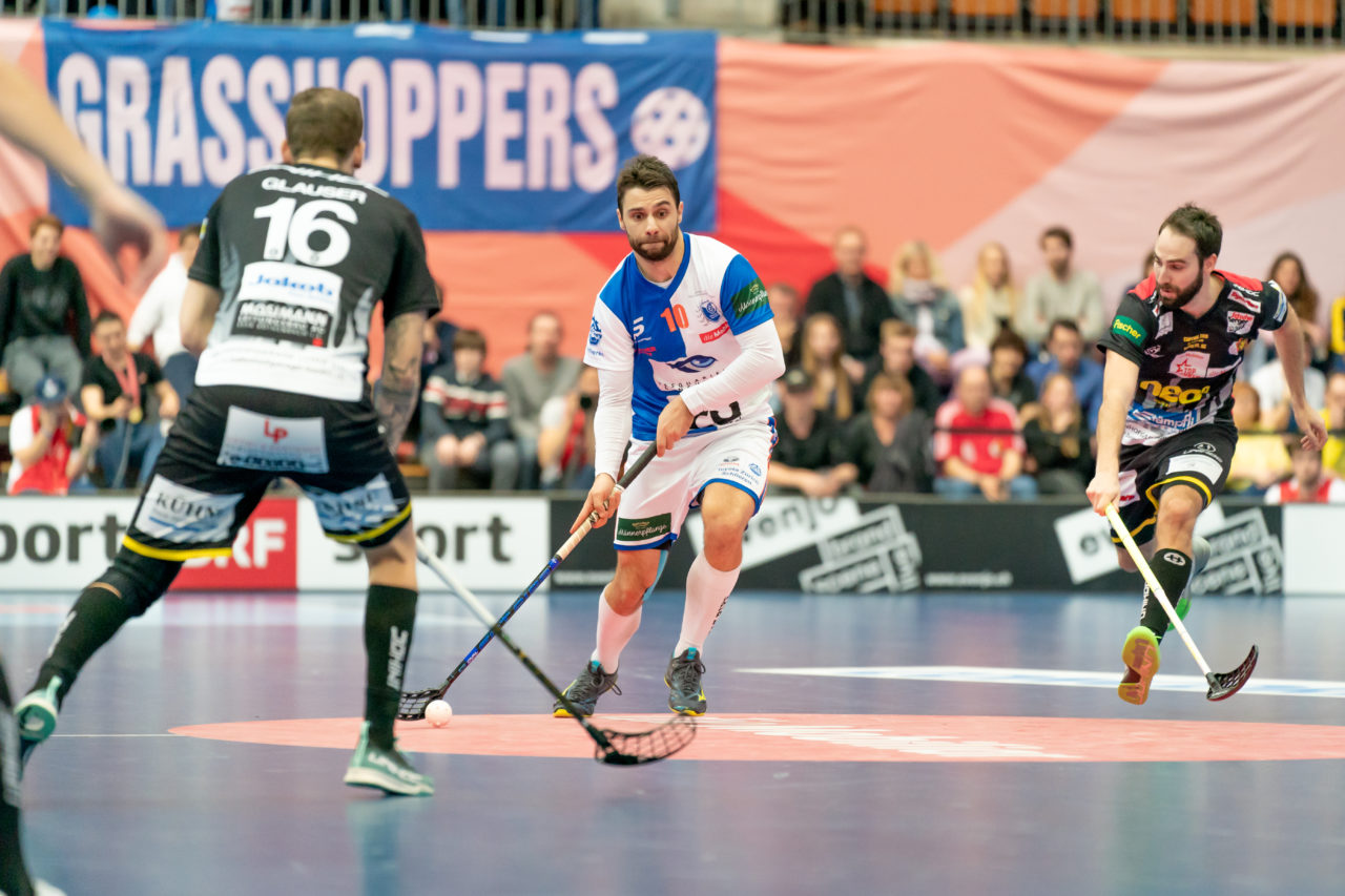 Wankdorf (Bern), 23.02.2019, Unihockey Herren Cupfinal, Tigers Langnau - GC Unihockey, Nicolas Berlinger (Nr. 10, GC Unihockey) am Ball

(Claudio Schwarz, unihockey-fotos.ch)

Copyright: Claudio Schwarz, unihockey-fotos.ch – Dieses Bild wurde durch swiss unihockey lizenziert und darf ausschliesslich auf den Online-Kanälen von swiss unihockey verwendet werden. Die redaktionelle oder kommerzielle Nutzung durch Dritte (Medien, Vereine, Unternehmen oder Privatpersonen) per Download von diesem flickr-Account ist ausgeschlossen. Das Bild kann bei Interesse via unihockey-fotos.ch kostenpflichtig lizenziert werden. unihockey-fotos.ch behält sich vor, fehlbaren Medien, Vereinen, Unternehmen oder Privatpersonen Bilder mit einem Zuschlag in Rechnung zu stellen.