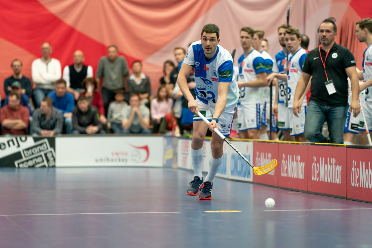 Wankdorf (Bern), 23.02.2019, Unihockey Herren Cupfinal, Tigers Langnau - GC Unihockey, Michael Zürcher (Nr. 81, GC Unihockey) spielt einen Pas

(Claudio Schwarz, unihockey-fotos.ch)

Copyright: Claudio Schwarz, unihockey-fotos.ch – Dieses Bild wurde durch swiss unihockey lizenziert und darf ausschliesslich auf den Online-Kanälen von swiss unihockey verwendet werden. Die redaktionelle oder kommerzielle Nutzung durch Dritte (Medien, Vereine, Unternehmen oder Privatpersonen) per Download von diesem flickr-Account ist ausgeschlossen. Das Bild kann bei Interesse via unihockey-fotos.ch kostenpflichtig lizenziert werden. unihockey-fotos.ch behält sich vor, fehlbaren Medien, Vereinen, Unternehmen oder Privatpersonen Bilder mit einem Zuschlag in Rechnung zu stellen.