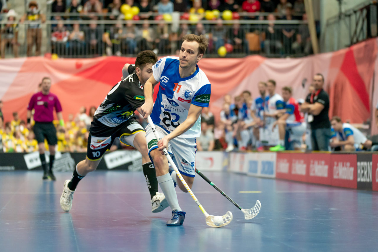 Wankdorf (Bern), 23.02.2019, Unihockey Herren Cupfinal, Tigers Langnau - GC Unihockey, Cyril Zolliker (Nr. 11, GC Unihockey) mit einem Abschlussversuch

(Claudio Schwarz, unihockey-fotos.ch)

Copyright: Claudio Schwarz, unihockey-fotos.ch – Dieses Bild wurde durch swiss unihockey lizenziert und darf ausschliesslich auf den Online-Kanälen von swiss unihockey verwendet werden. Die redaktionelle oder kommerzielle Nutzung durch Dritte (Medien, Vereine, Unternehmen oder Privatpersonen) per Download von diesem flickr-Account ist ausgeschlossen. Das Bild kann bei Interesse via unihockey-fotos.ch kostenpflichtig lizenziert werden. unihockey-fotos.ch behält sich vor, fehlbaren Medien, Vereinen, Unternehmen oder Privatpersonen Bilder mit einem Zuschlag in Rechnung zu stellen.