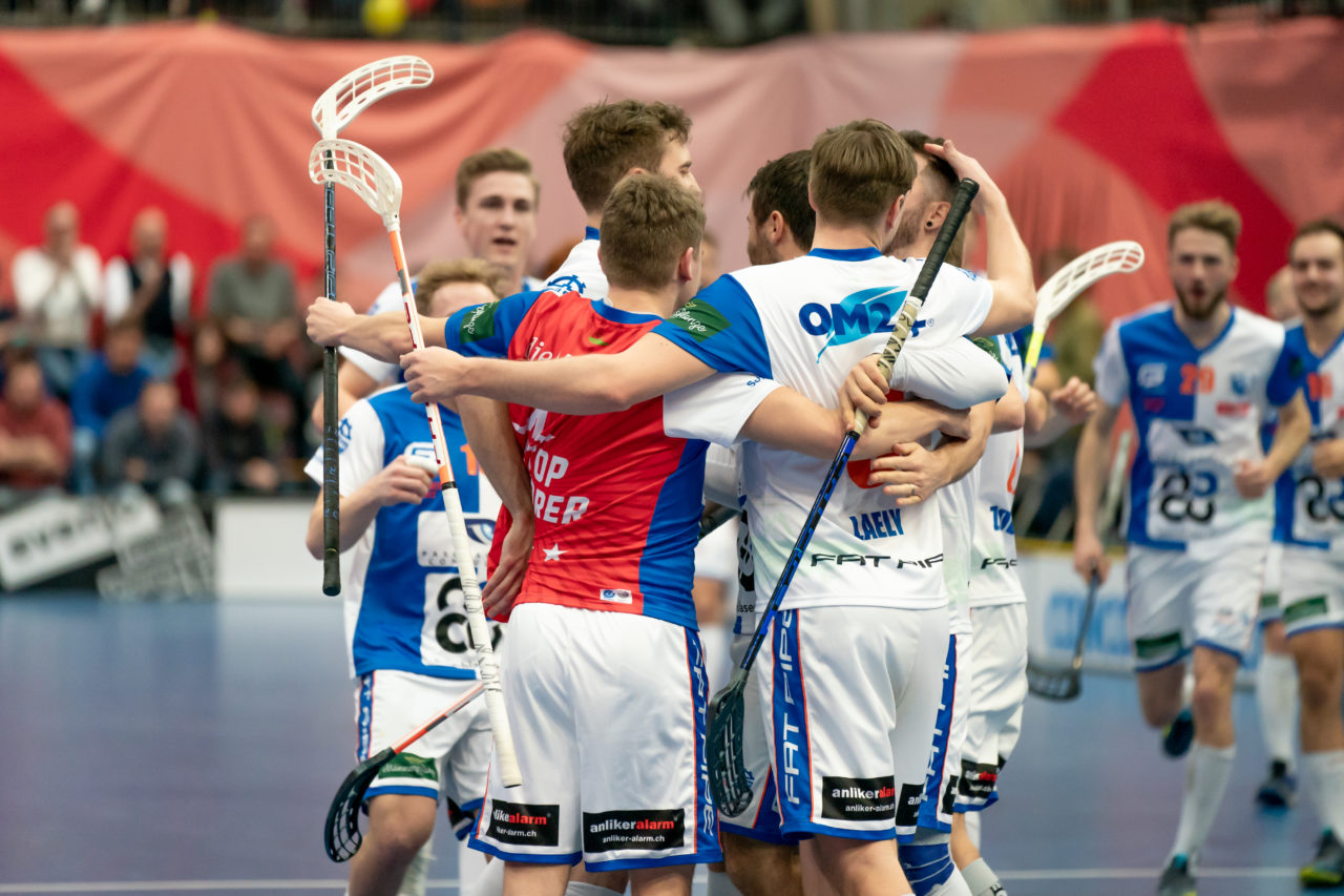 Wankdorf (Bern), 23.02.2019, Unihockey Herren Cupfinal, Tigers Langnau - GC Unihockey, Torjubel GC Unihockey

(Claudio Schwarz, unihockey-fotos.ch)

Copyright: Claudio Schwarz, unihockey-fotos.ch – Dieses Bild wurde durch swiss unihockey lizenziert und darf ausschliesslich auf den Online-Kanälen von swiss unihockey verwendet werden. Die redaktionelle oder kommerzielle Nutzung durch Dritte (Medien, Vereine, Unternehmen oder Privatpersonen) per Download von diesem flickr-Account ist ausgeschlossen. Das Bild kann bei Interesse via unihockey-fotos.ch kostenpflichtig lizenziert werden. unihockey-fotos.ch behält sich vor, fehlbaren Medien, Vereinen, Unternehmen oder Privatpersonen Bilder mit einem Zuschlag in Rechnung zu stellen.
